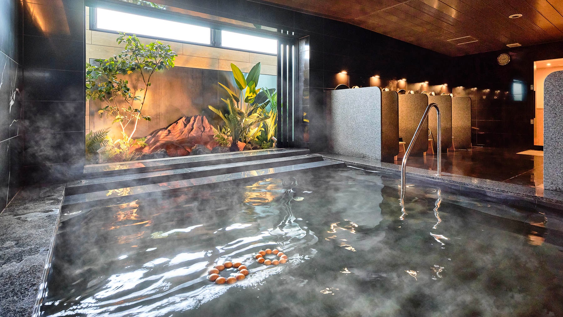 Suối nước nóng tự nhiên "Nijibashi no Yu" mở cửa từ 15:00 đến 9:00 sáng hôm sau. Có khu vực tắm riêng cho nam và nữ, cho phép bạn tận hưởng trải nghiệm mà không cần lo lắng về thời gian.