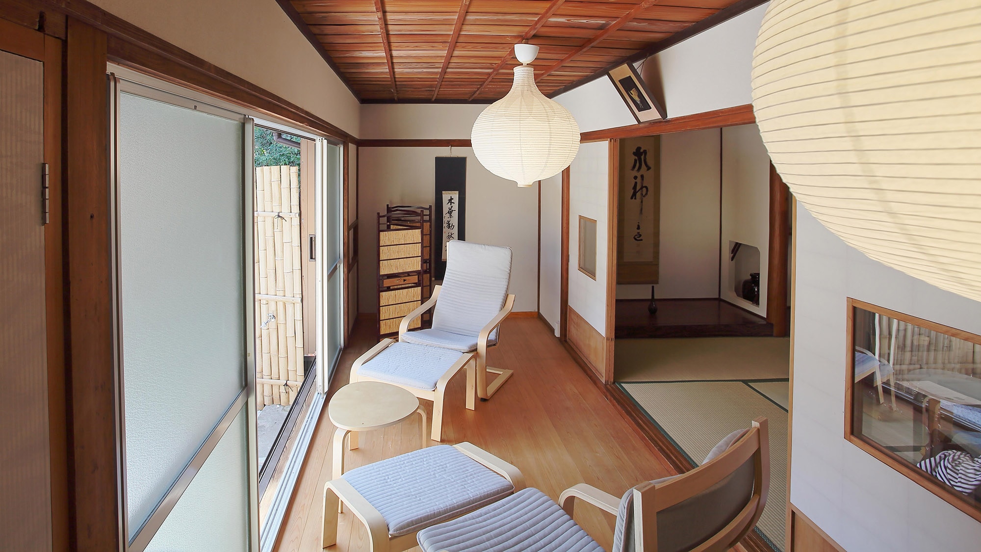 ・[Engawa] Two chairs with ottomans are installed on the 7.6m long veranda.