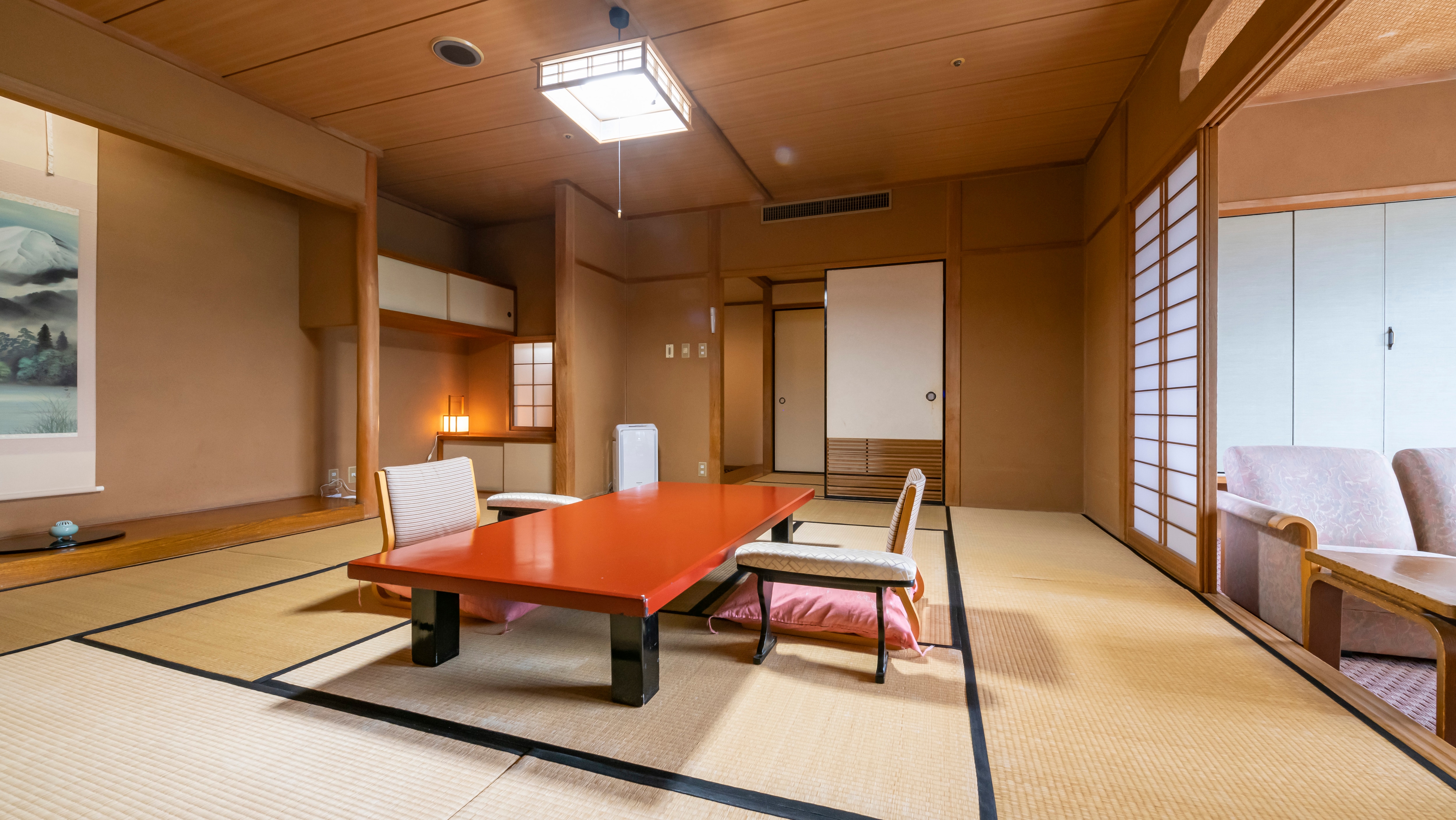 [Top floor upgraded Japanese-style room 12 tatami mats] Spacious 12 tatami mats
