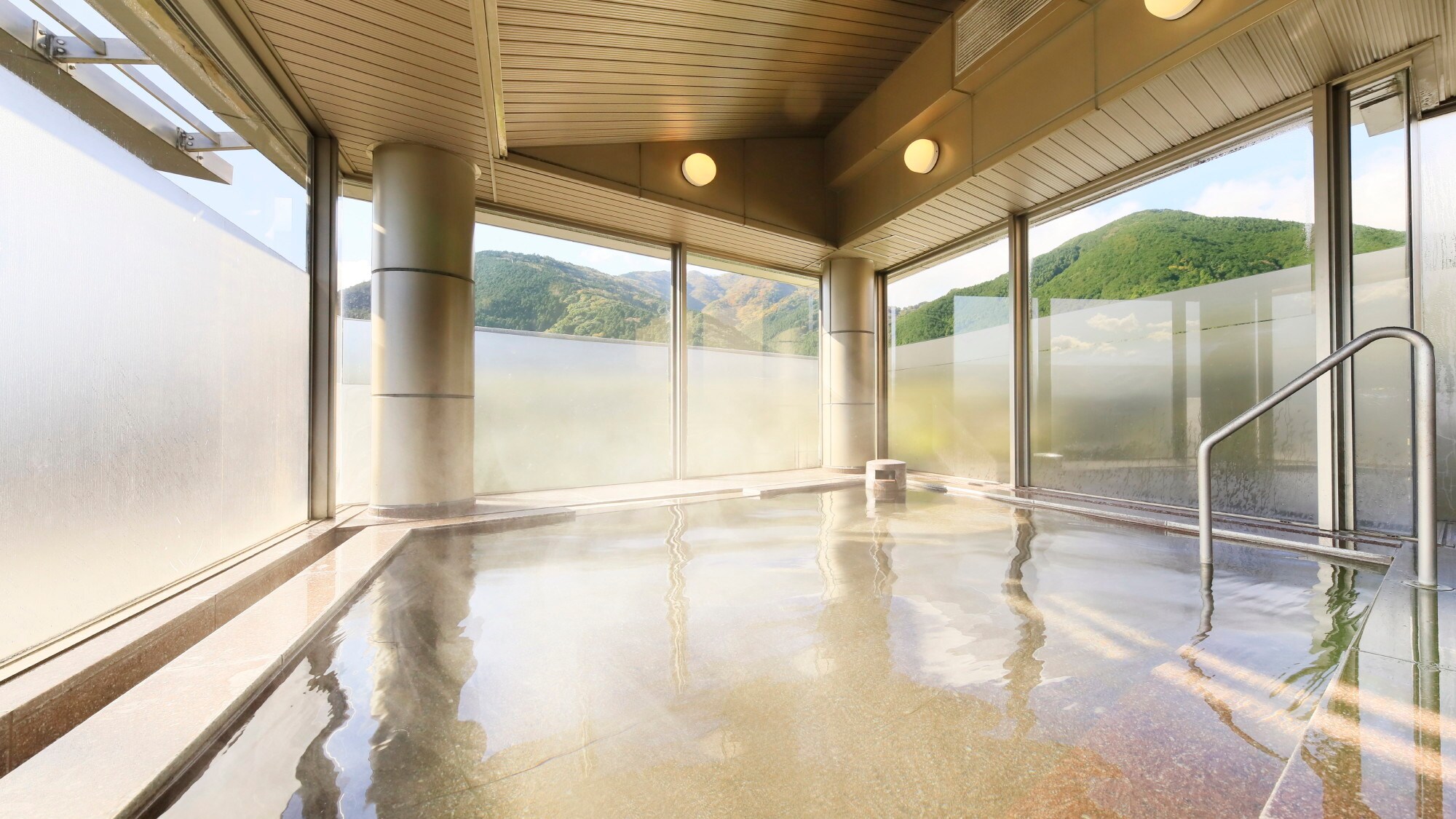 [Large public bath] The bath in the hotel is spacious and open.