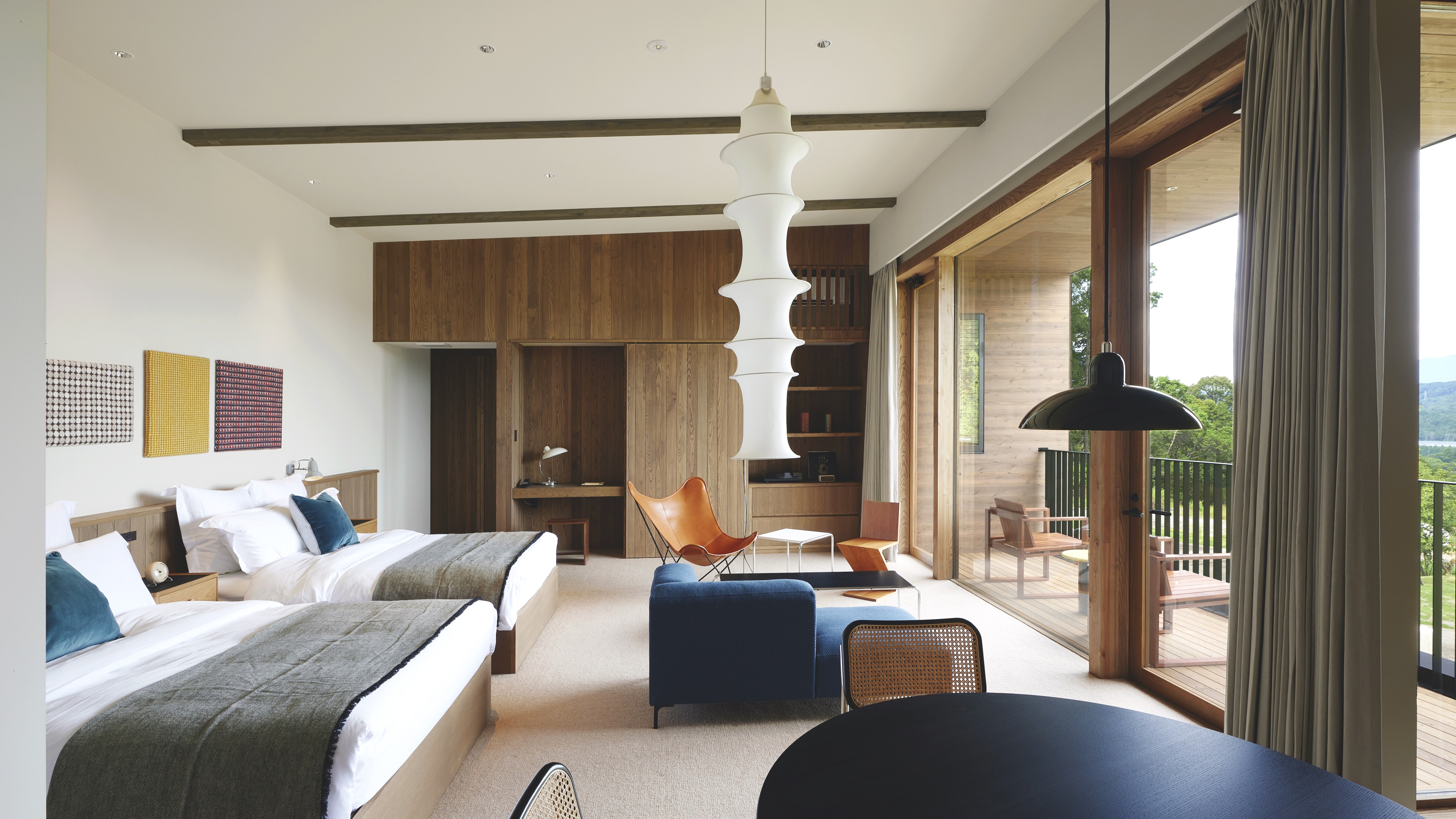 [203] A guest room equipped with furniture with an impressive modern design.