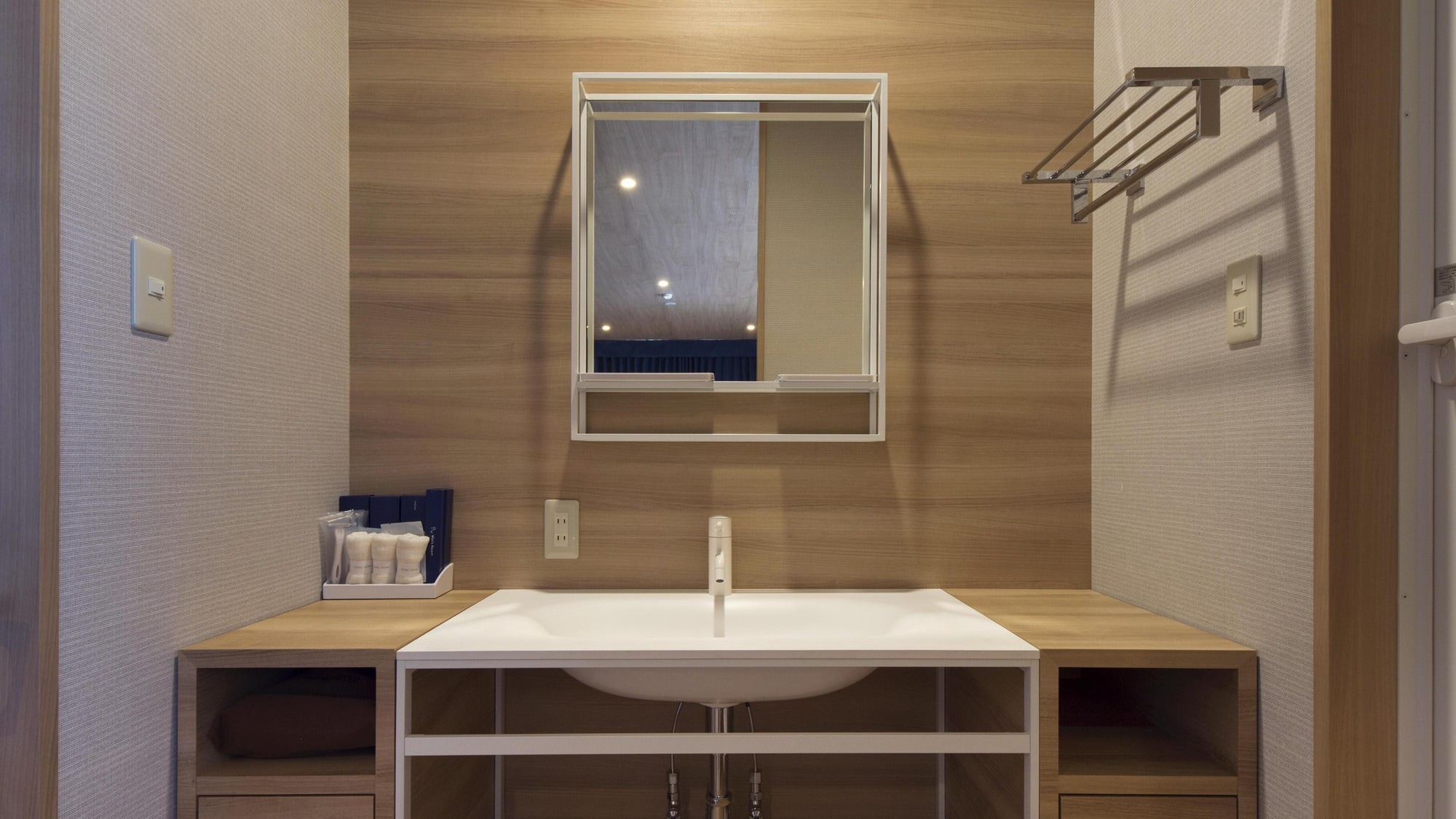 〇Spacious wash basin. The water area includes a sink, toilet, and shower booth.