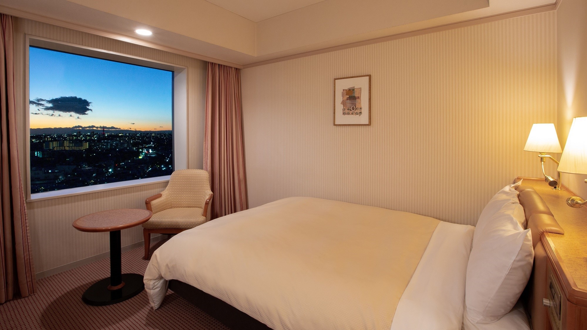 [Double room 18㎡] Bed width is 154cm. You can rest comfortably alone or with two people.