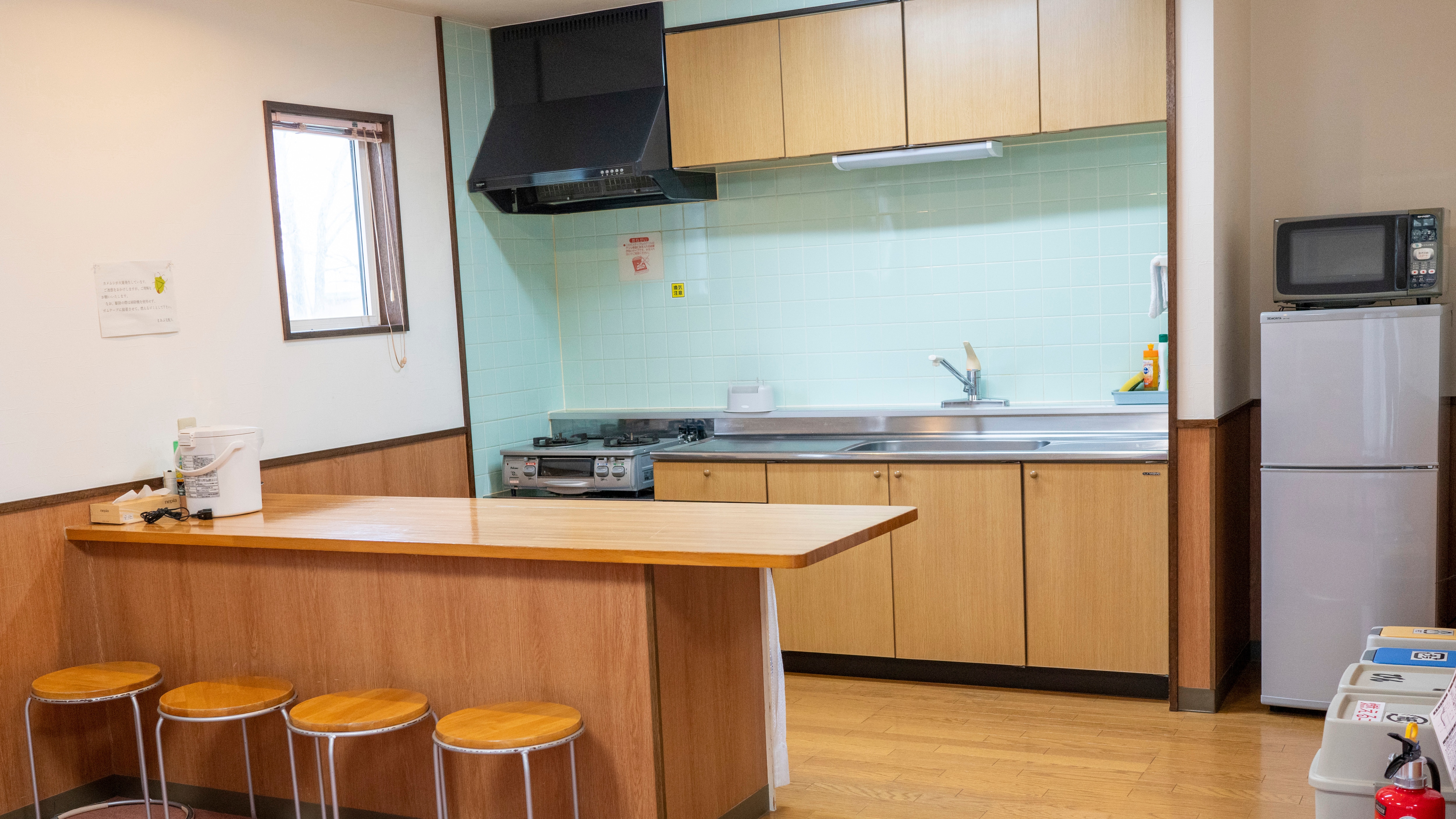 The kitchen is clean and the tableware is convenient.