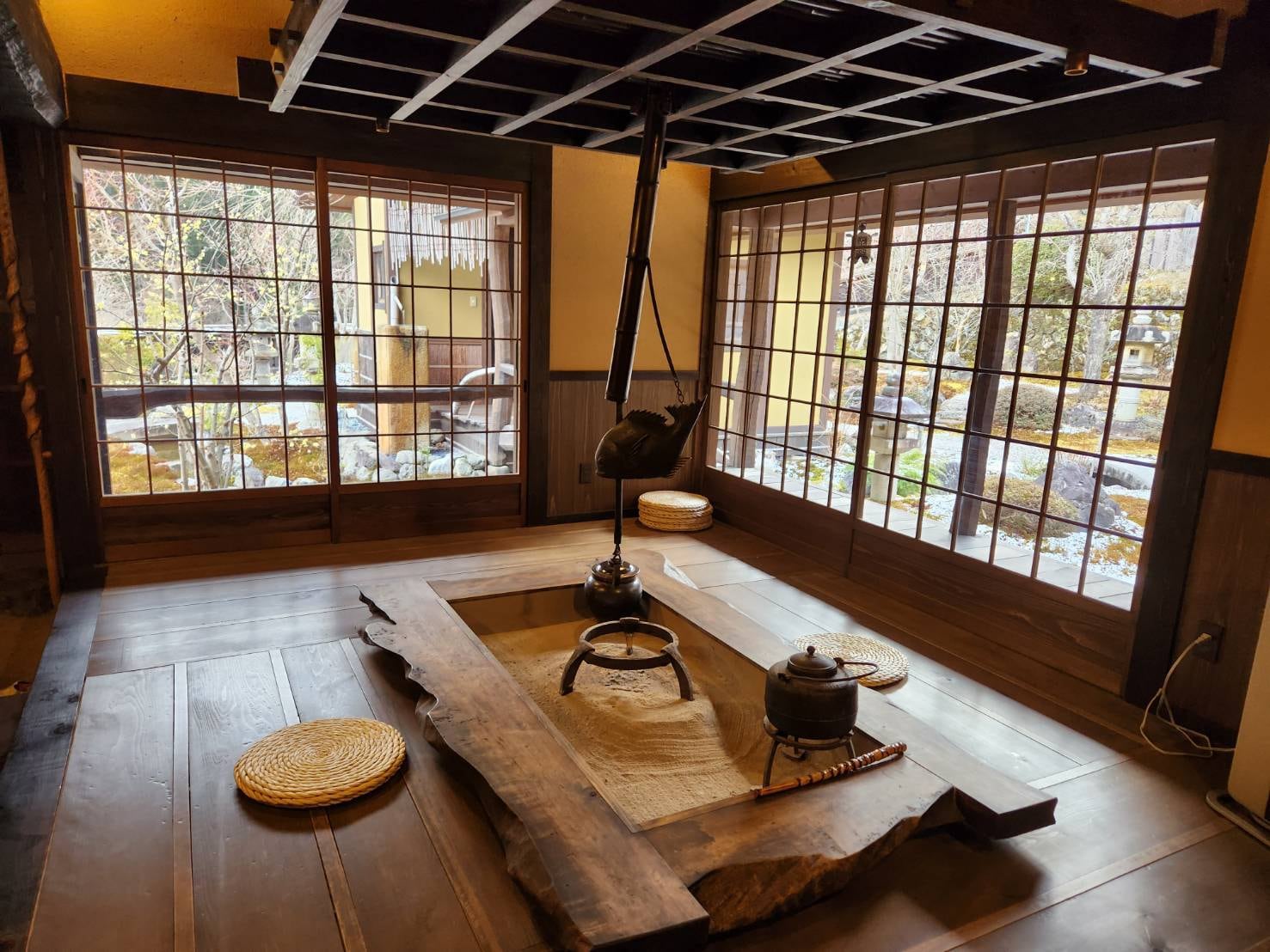 Một căn phòng có lò sưởi tại Matsuba Inn