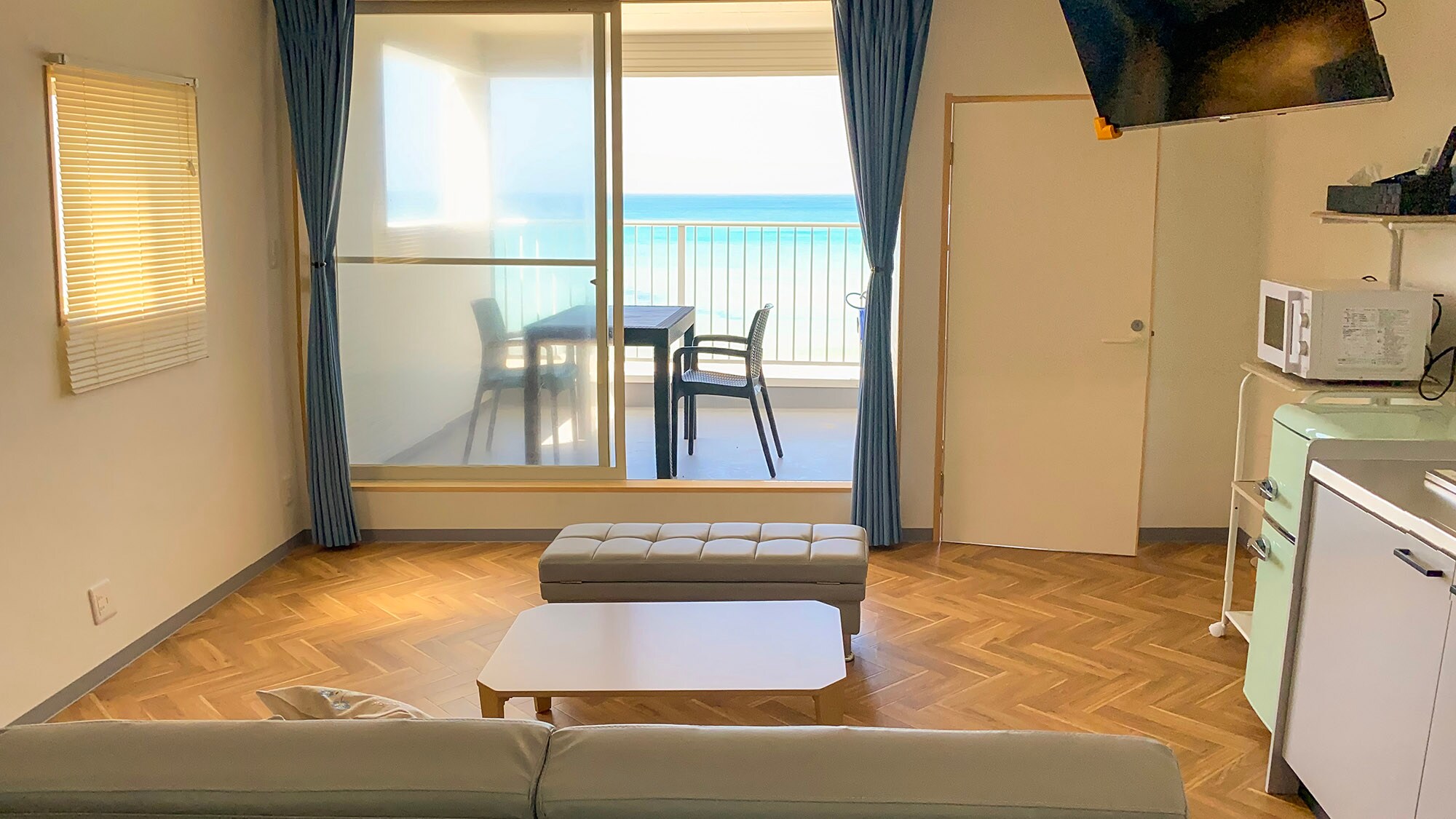 ・ Enjoy the sea view while relaxing on the sofa