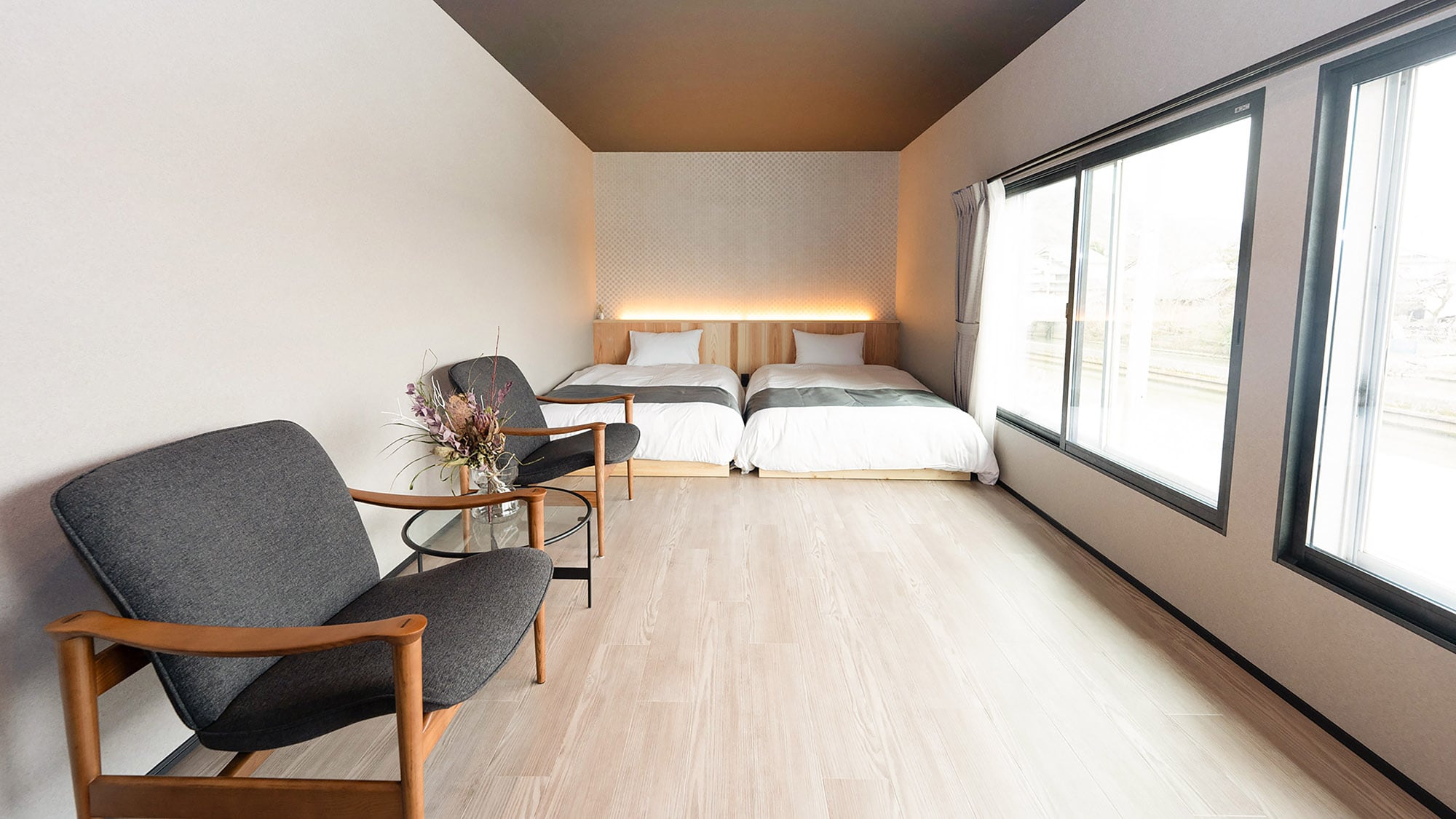 ・[Main bedroom] Natural light can be taken in through the large window facing the Horikawa River.