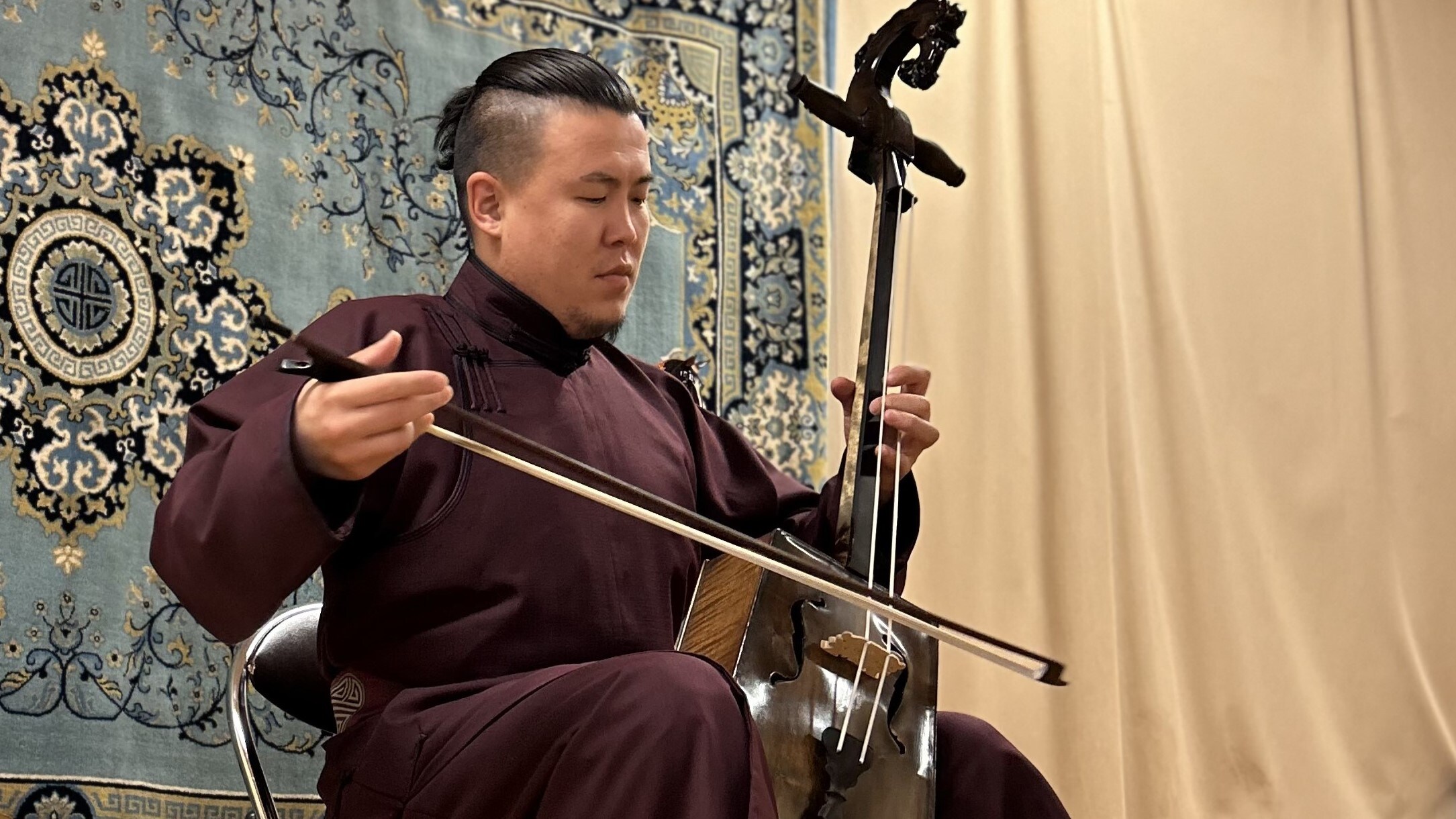 Familiar with Suho's white horse! A performance of the Mongolian traditional folk instrument "morin khuur" ♪