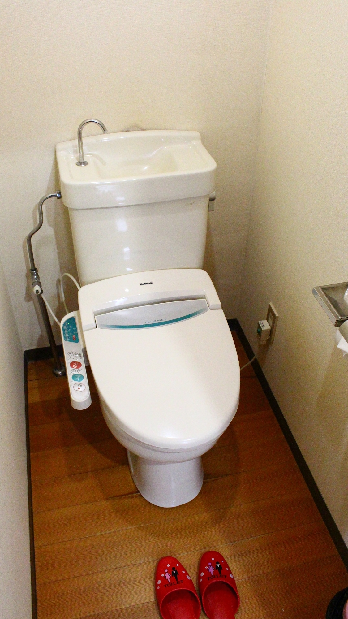 [View room toilet] The view room is equipped with a separate toilet with a shower.