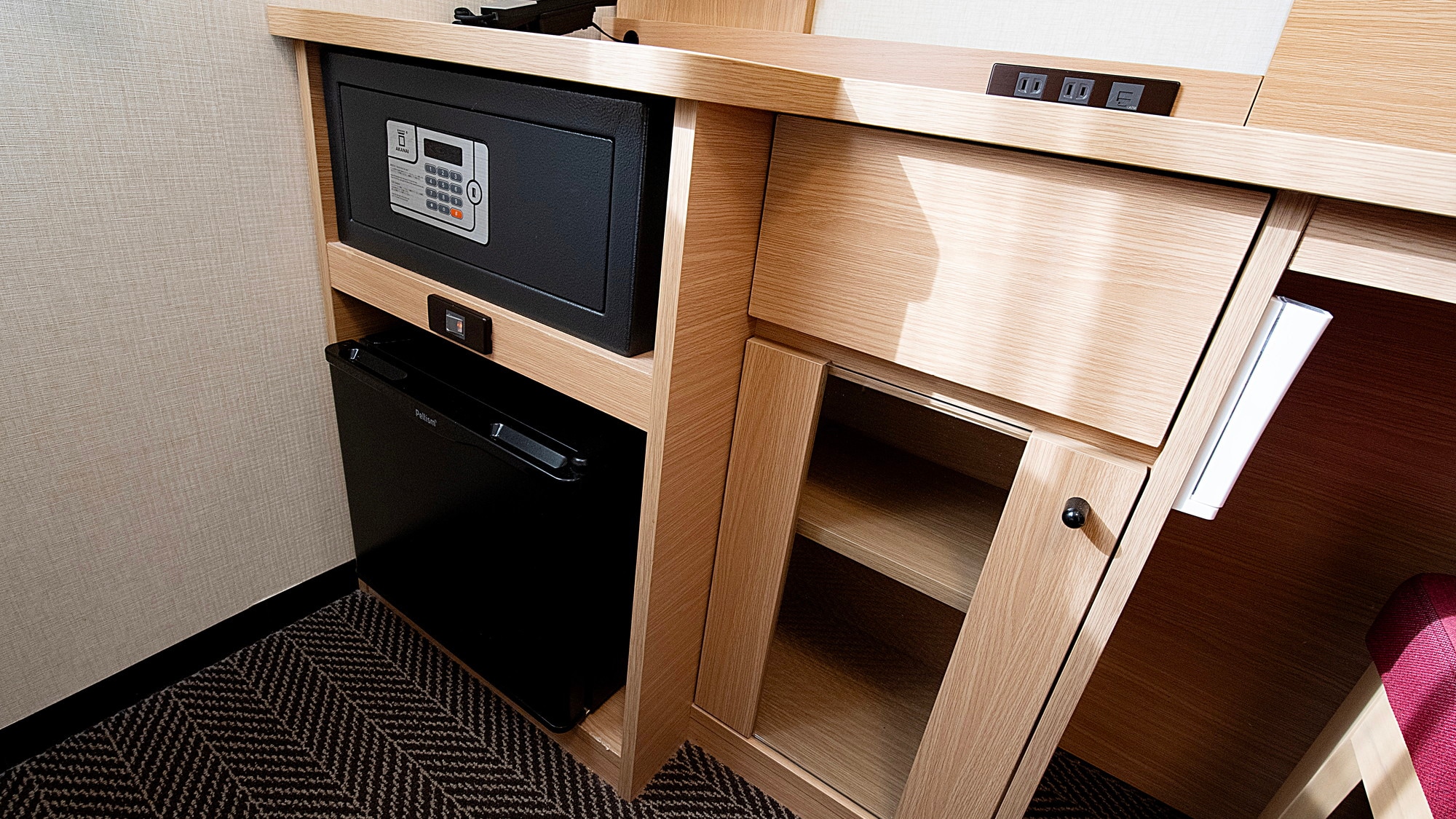 Equipped with a refrigerator and safety box.