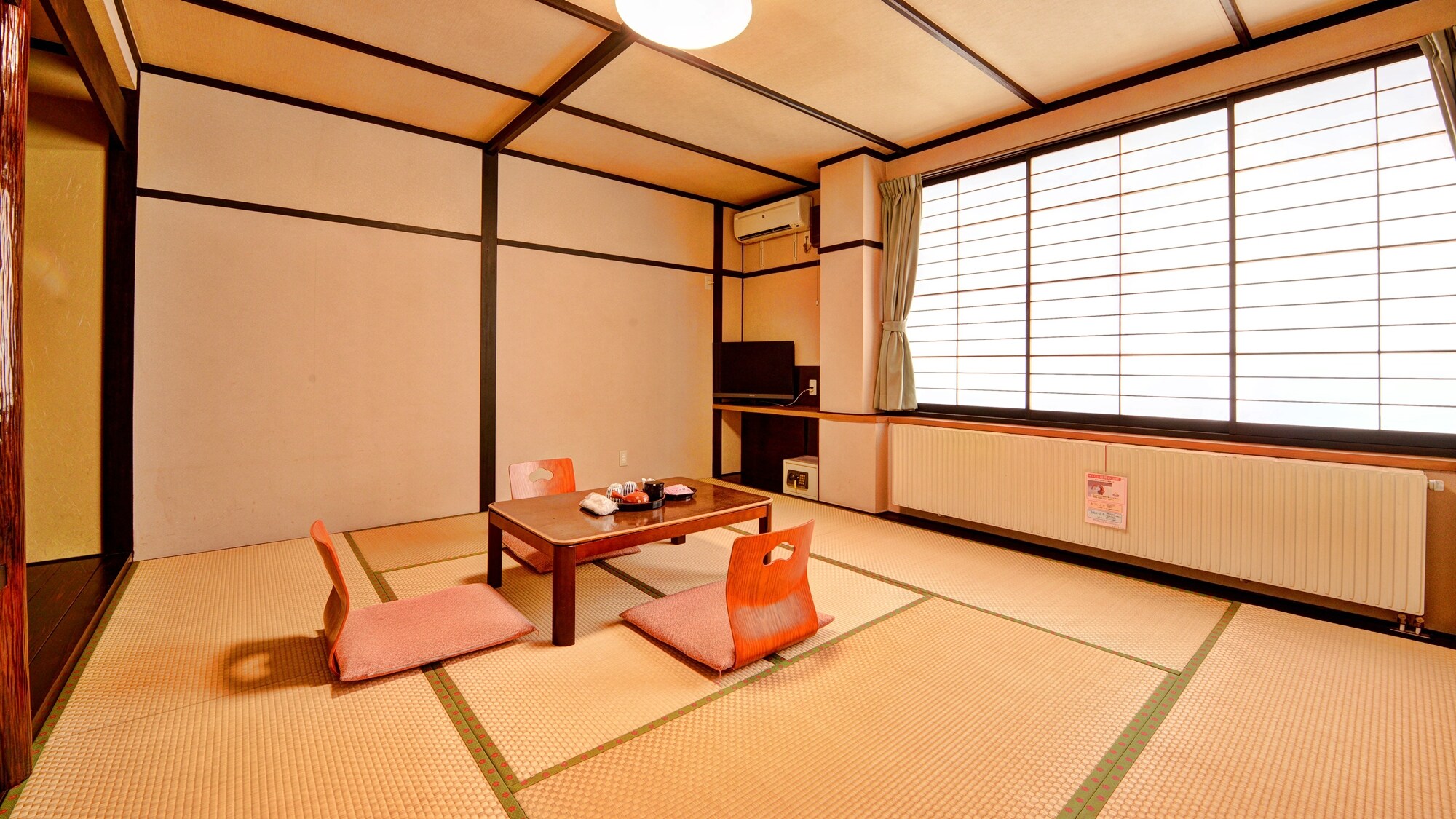 [An example of a 10-tatami Japanese-style room] It can be used luxuriously by two people, or in a group.