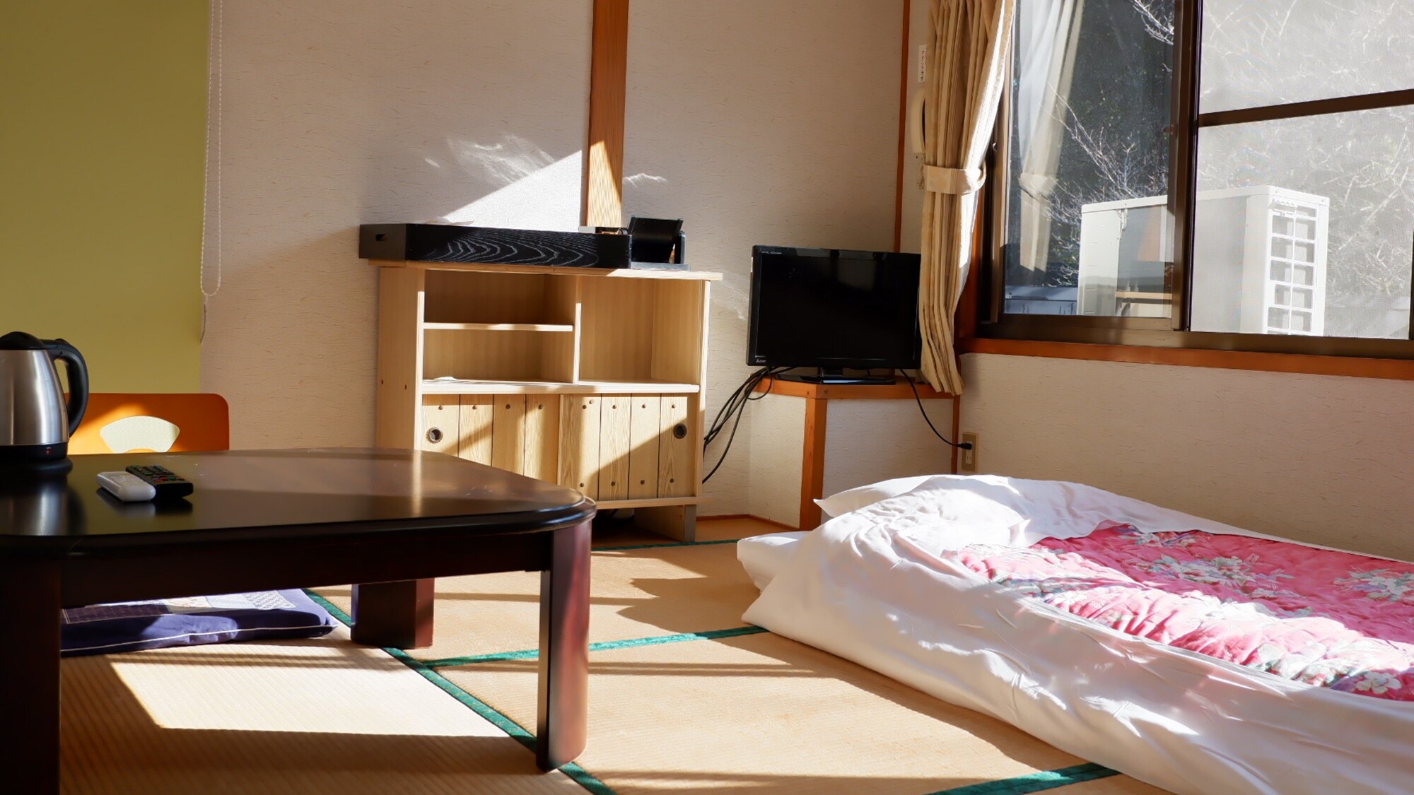 *[Example of guest room] A 4.5 tatami Japanese-style room for men only. The futon will be laid out before your arrival.