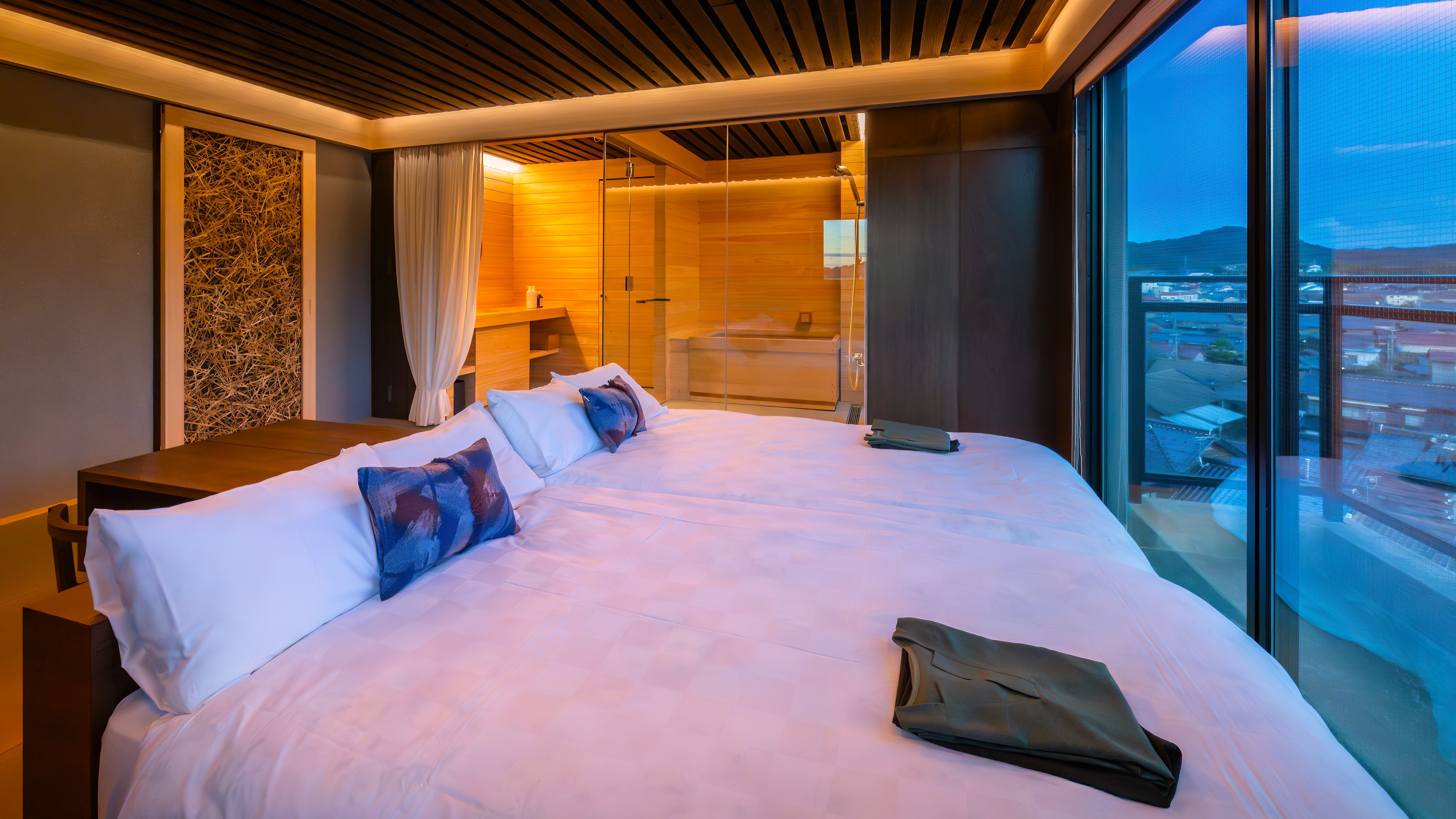 [Opening in the fall of 2012! "Betu-warai"] Guest rooms with hot spring panoramic baths ◆ Kyotango townscape with many traditional Japanese roofing tiles