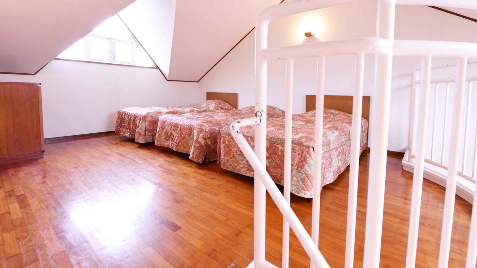 *Maisonette A (example of a guest room)/When you go up to the loft, sunlight pours in through the triangular roof window.