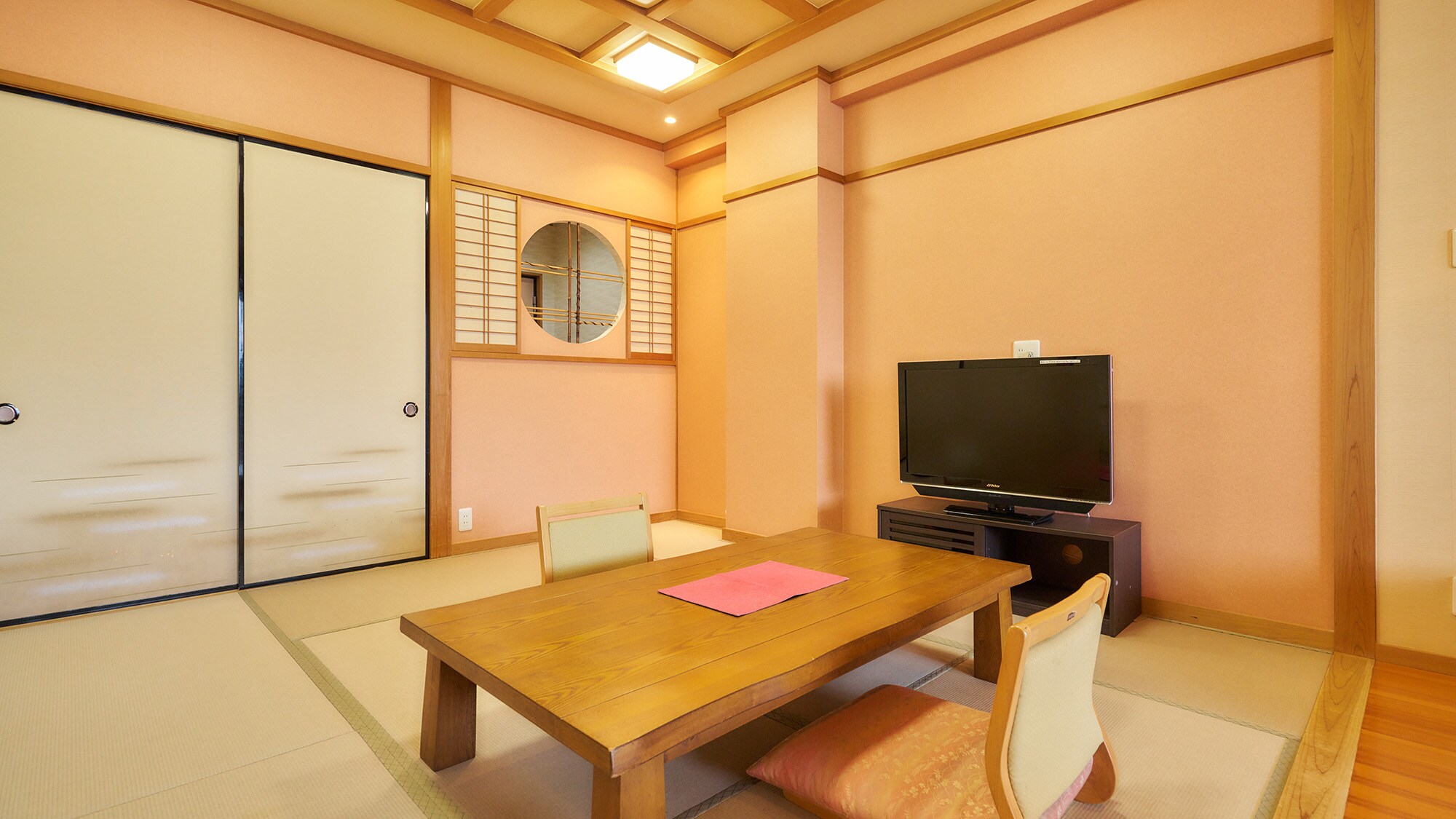 ・[Guest Room/Shirasuna] Lie down and relax on the tatami floor. You can relax while feeling the warmth that only tatami mats can provide.