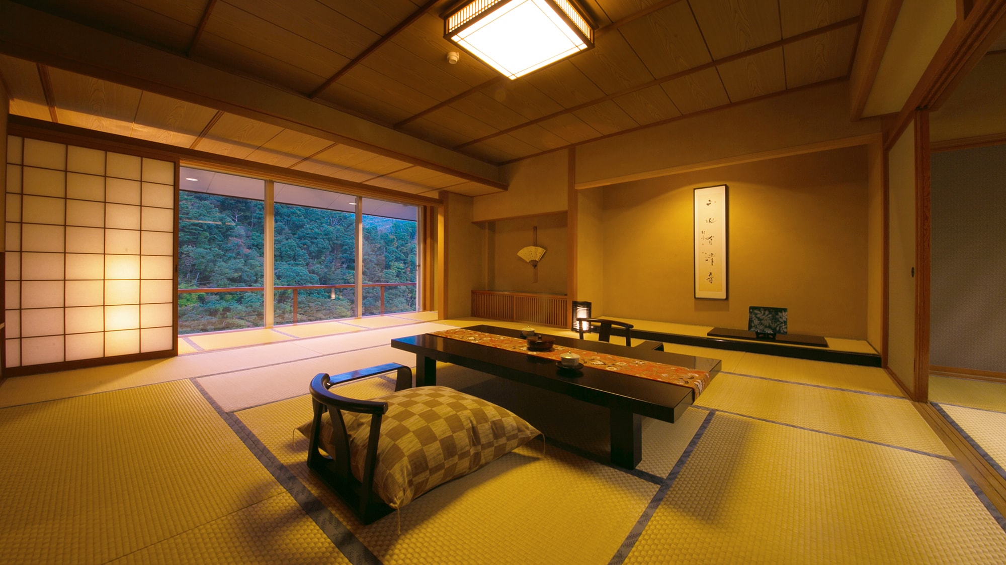 [Kamar Tamu] Kamar elegan yang dapat menampung hingga 8 orang. Perabotan dan pengaturannya juga sangat elegan.