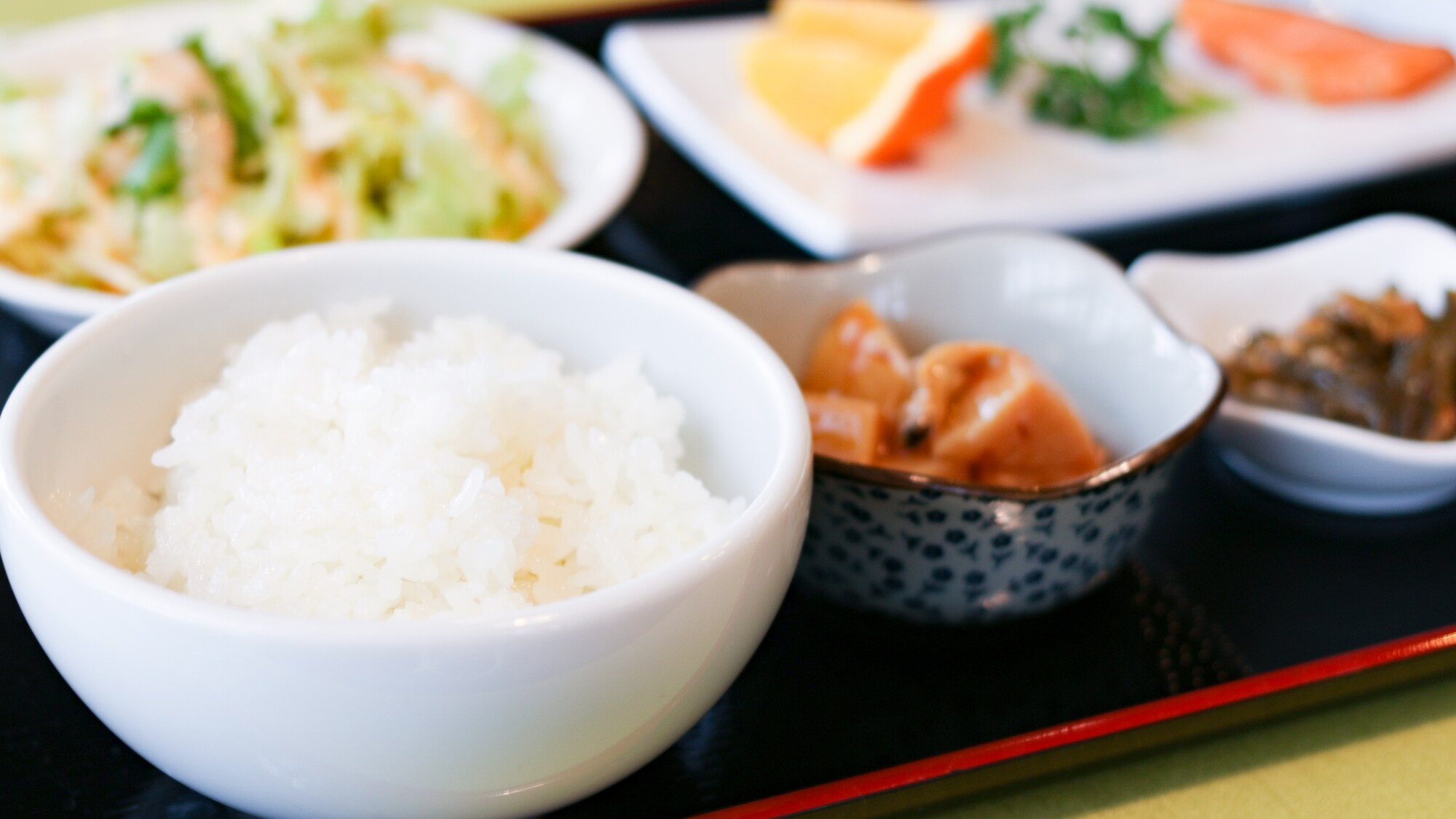 *早餐示例/方舟农场的新鲜鸡蛋、岩手当地的美味米饭和面包。