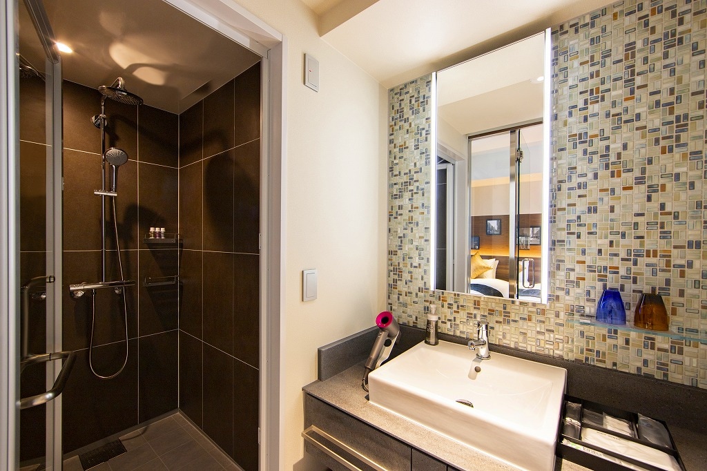 Bathroom (standard twin)