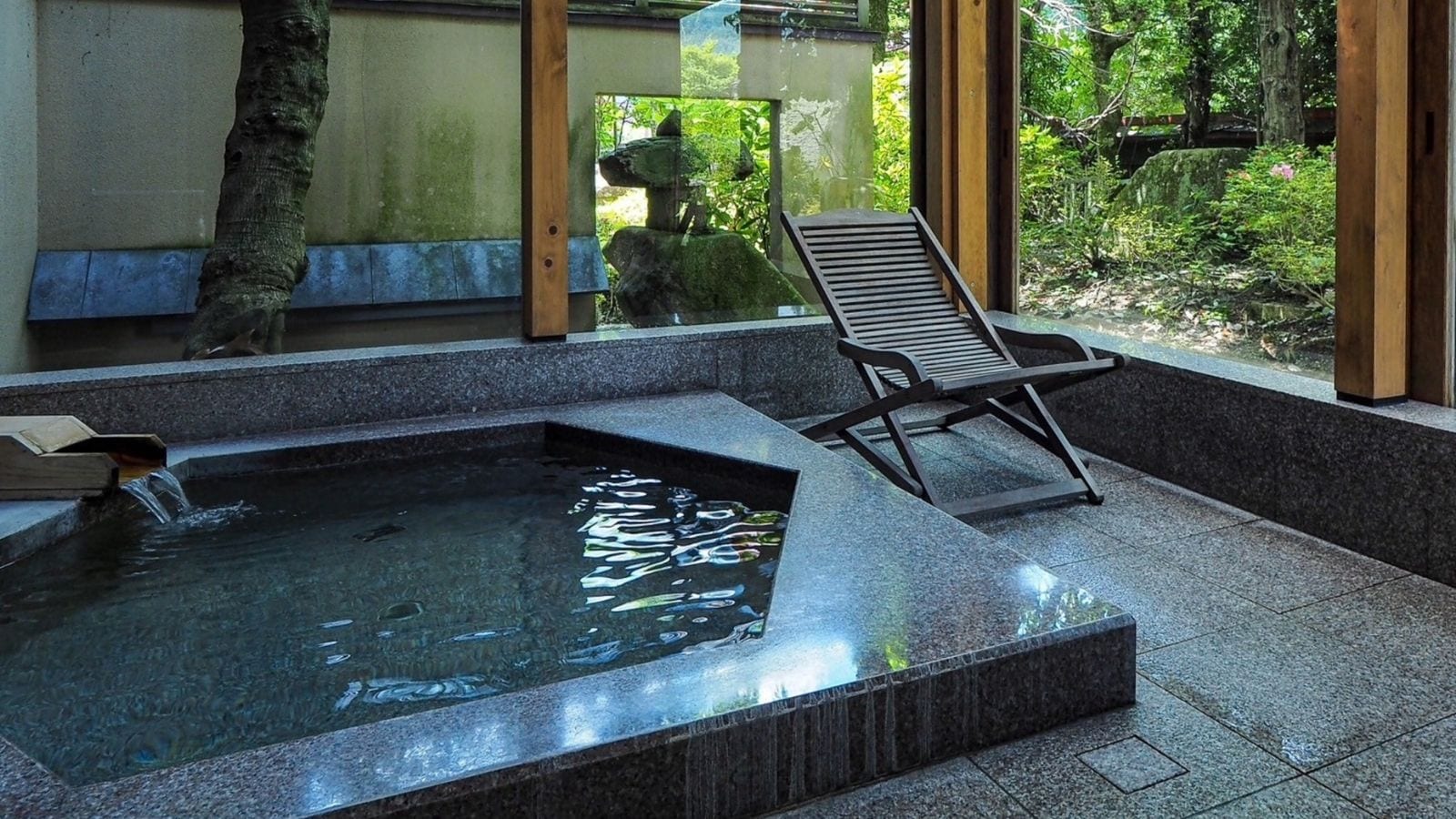 Juraku semi-open-air bath
