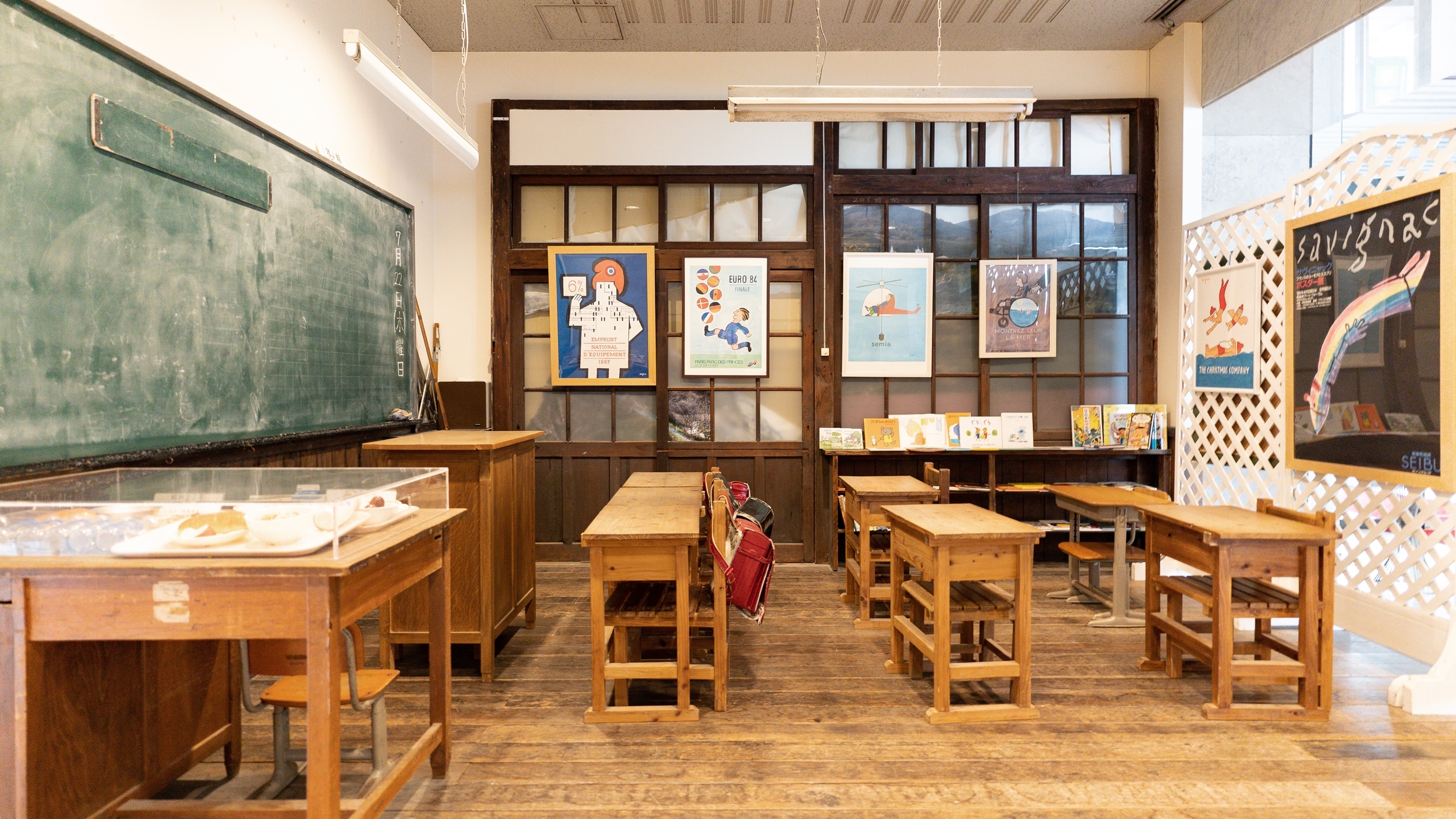 大堂是一个怀旧而有气氛的空间。何不回到童年，坐在座位上拍几张照片呢？