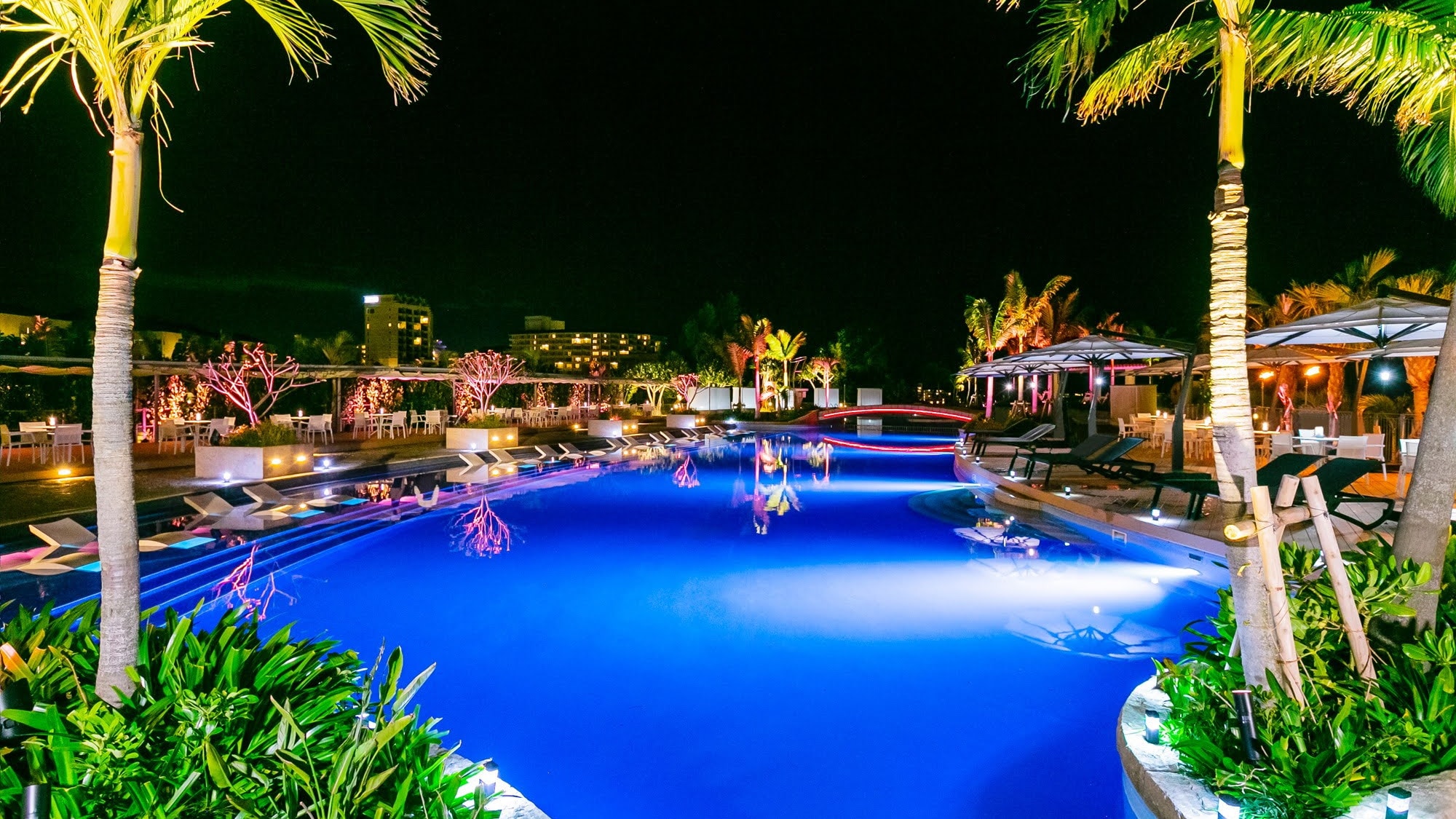 夜间泳池