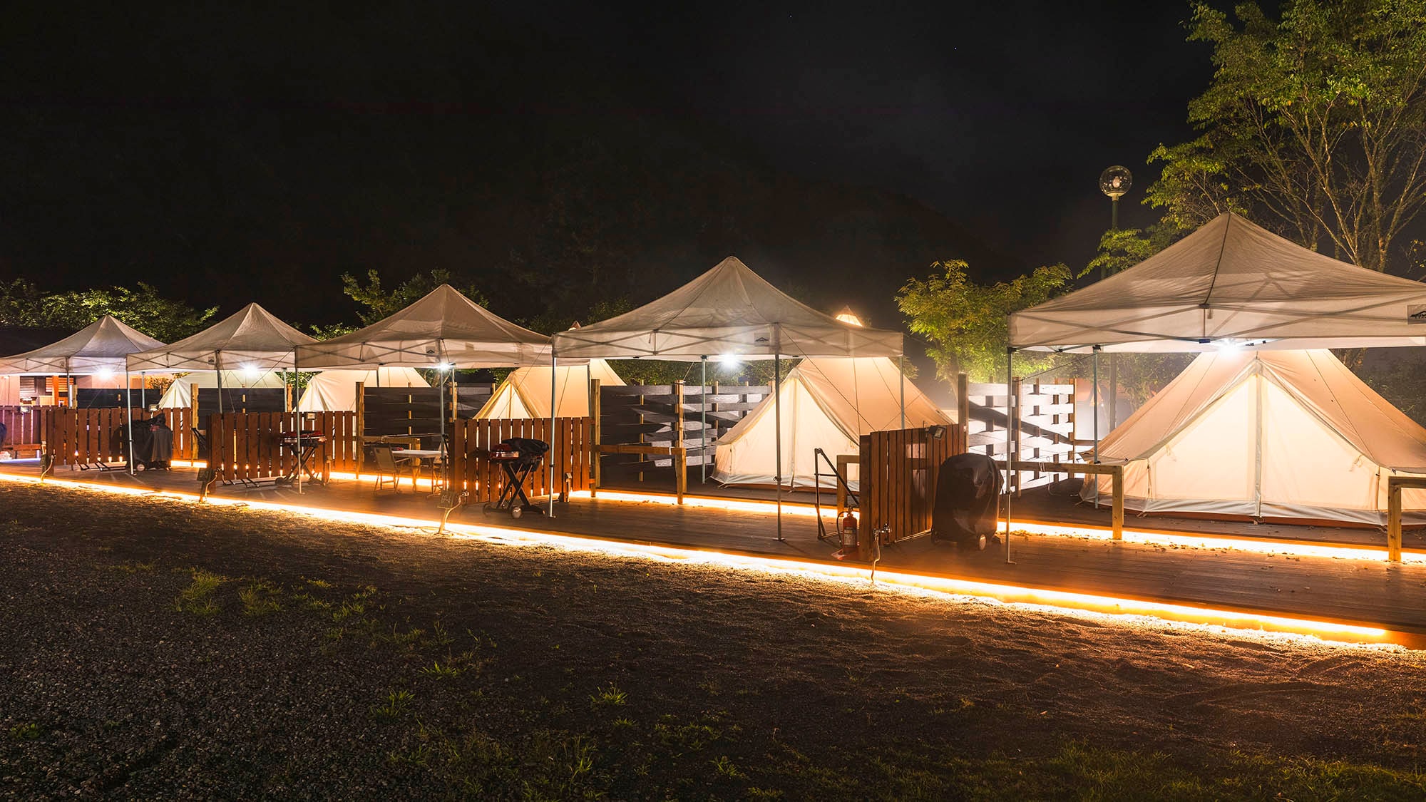 [Tenda katun] Nikmati pencahayaan fantastis di malam hari.
