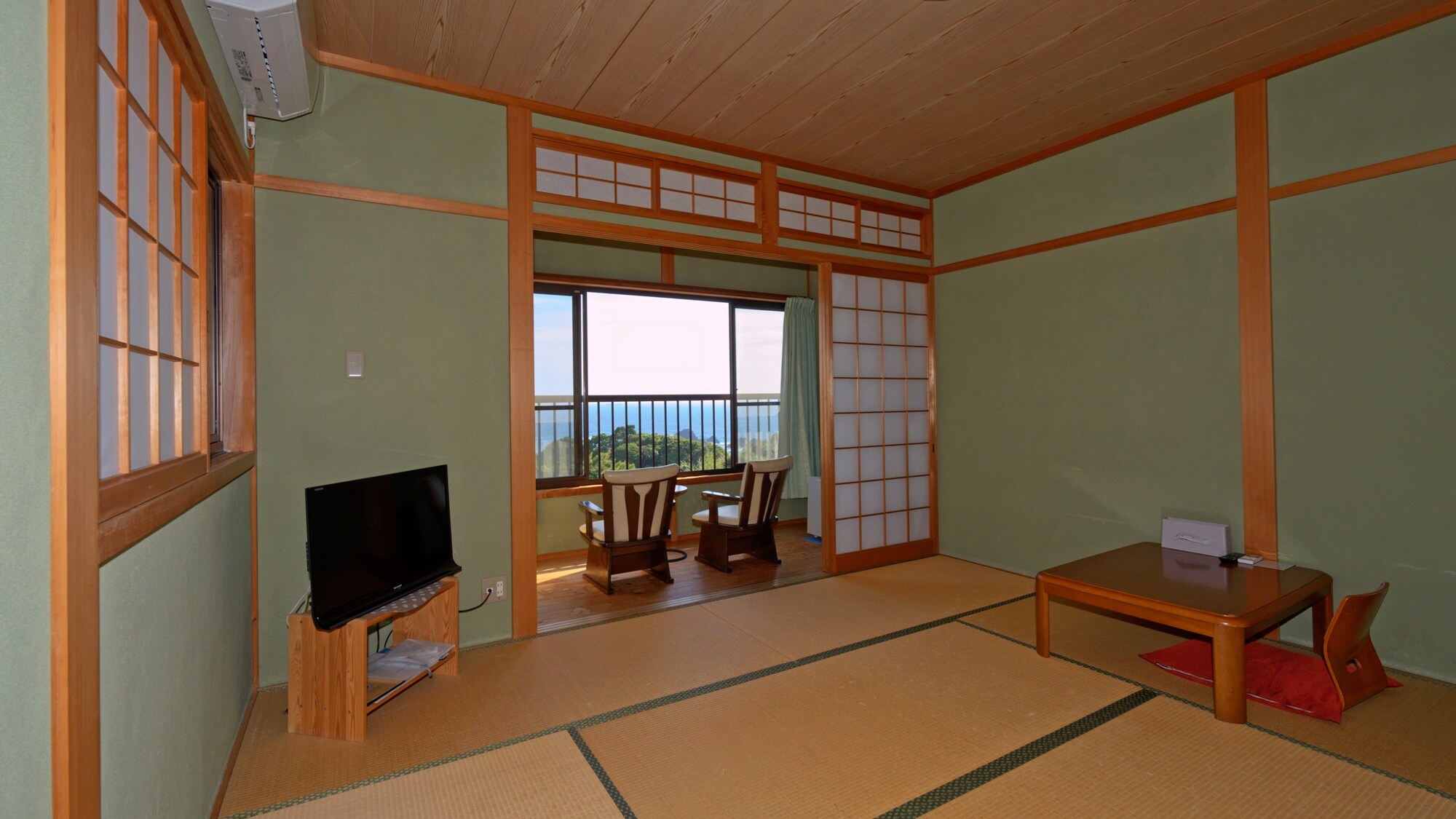 *Kamar bergaya Jepang dengan pemandangan laut, bebas rokok.