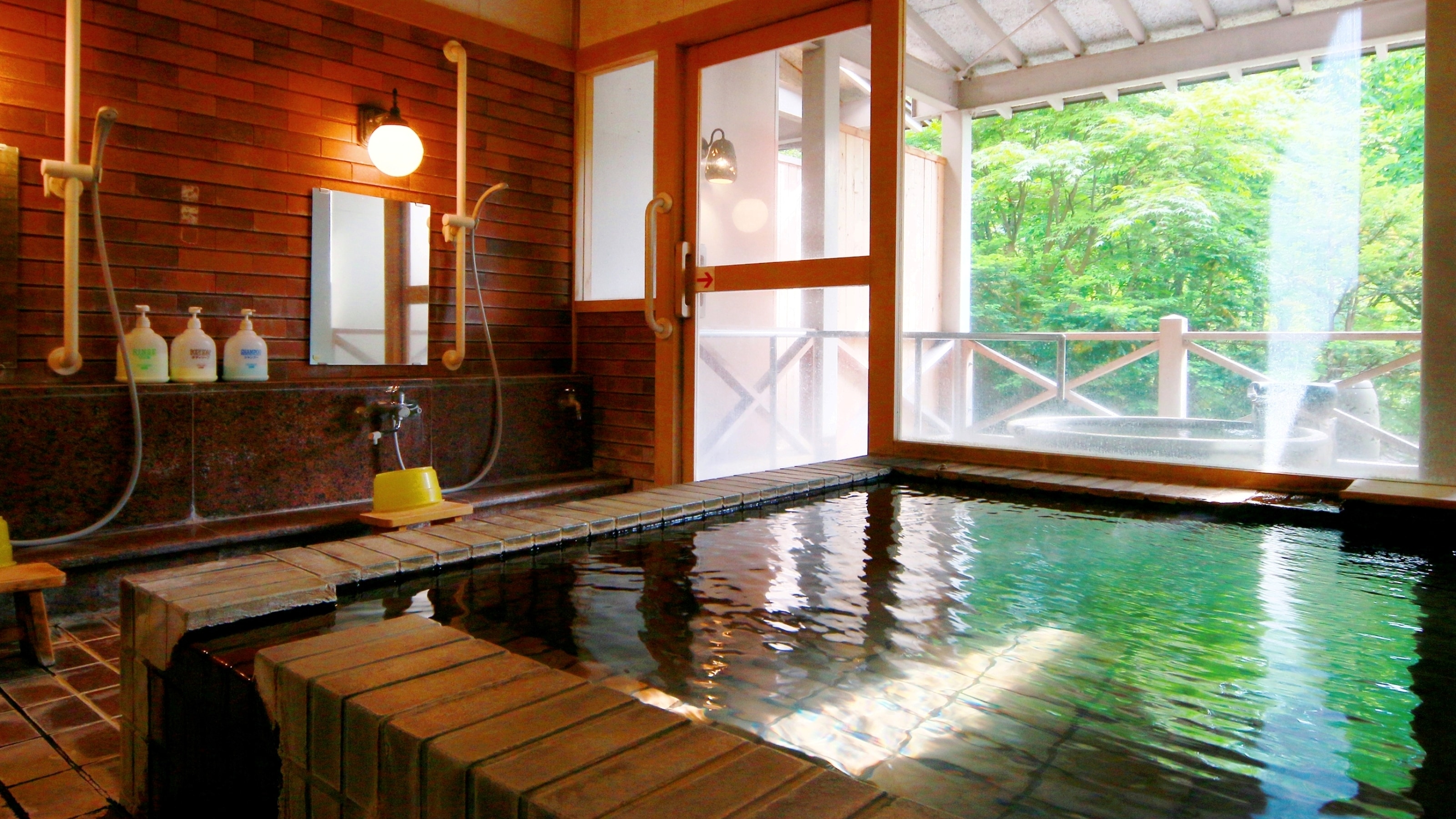 *Private Yuragi Bath: The ceramic bathtub has a mysterious sense of relaxation.