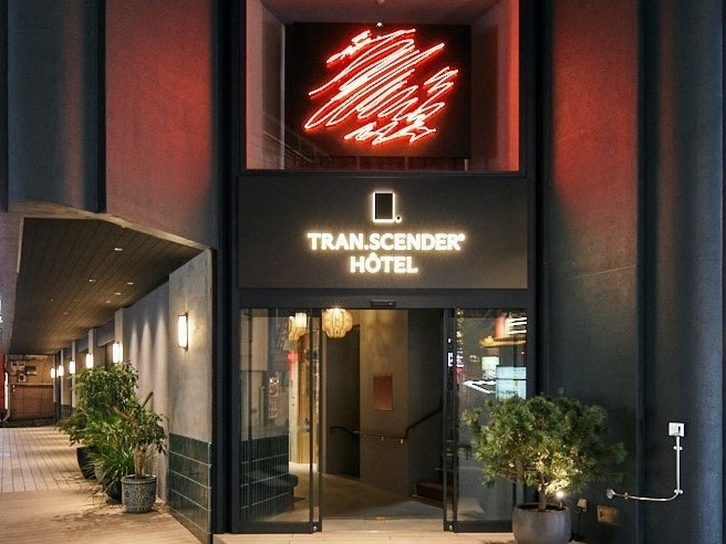 Hotel exterior (night): The neon sign gives the exterior a striking appearance.