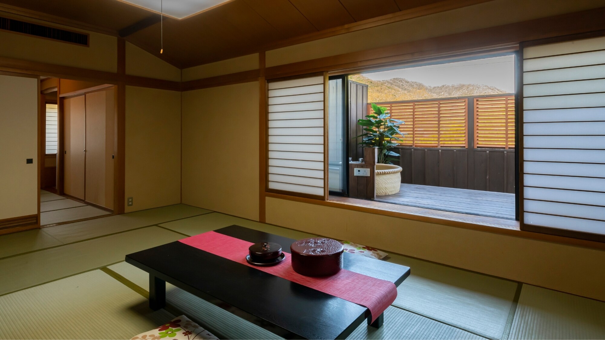 The guest room with an open-air bath is a spacious Japanese-style room with 12 tatami mats. Please relax and heal the tiredness of your trip.