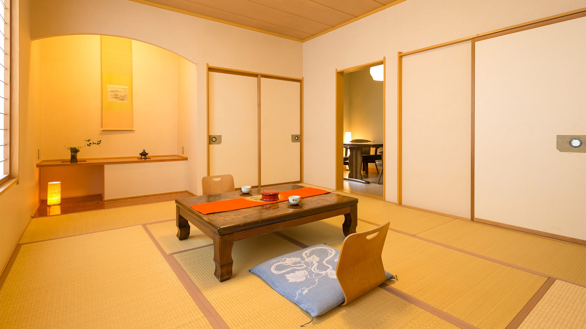 ・ Main building standard guest room: There is a dining room next to Honma.