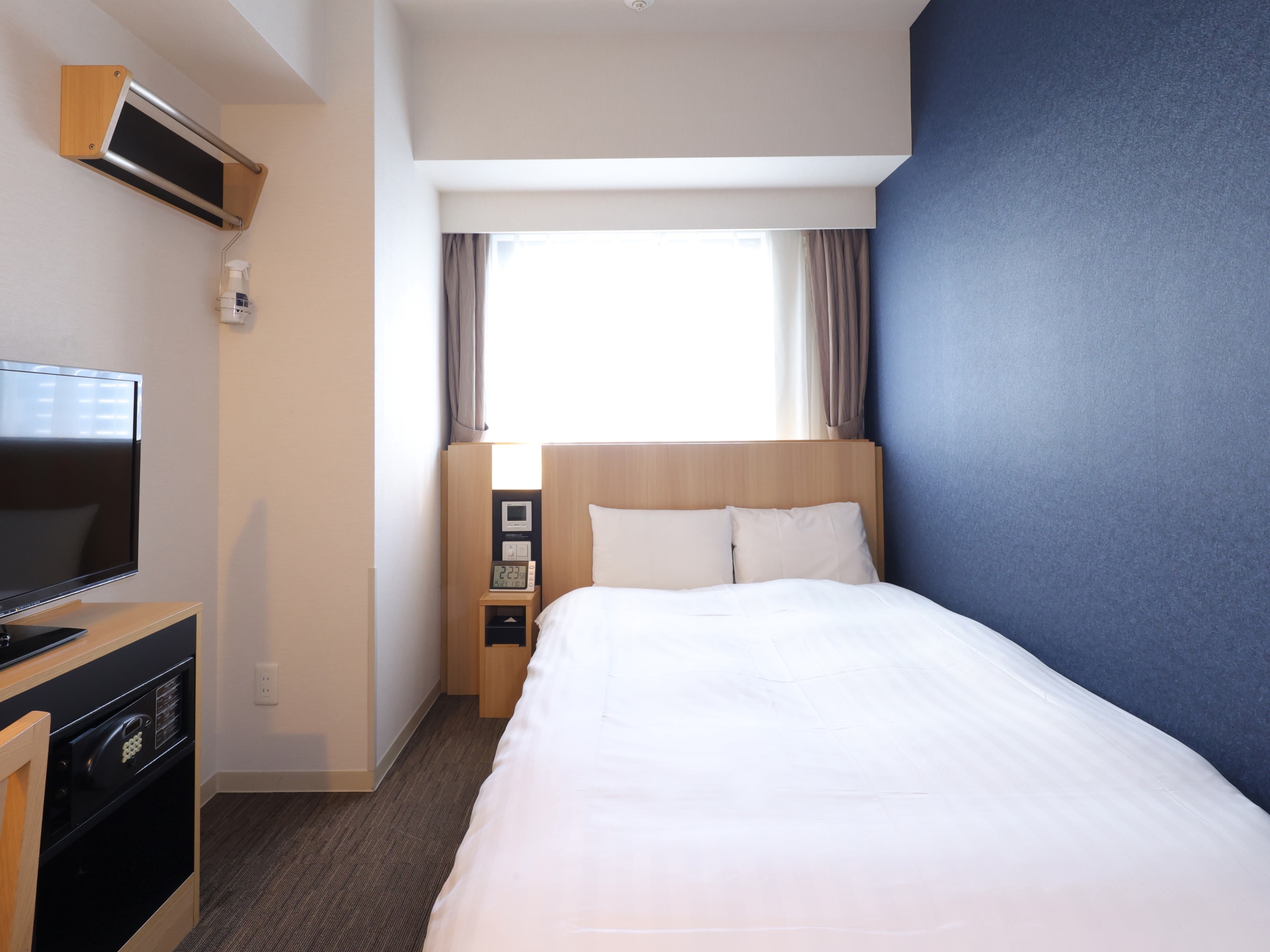 □小双人房□（冰箱，电视，保险箱，书桌）