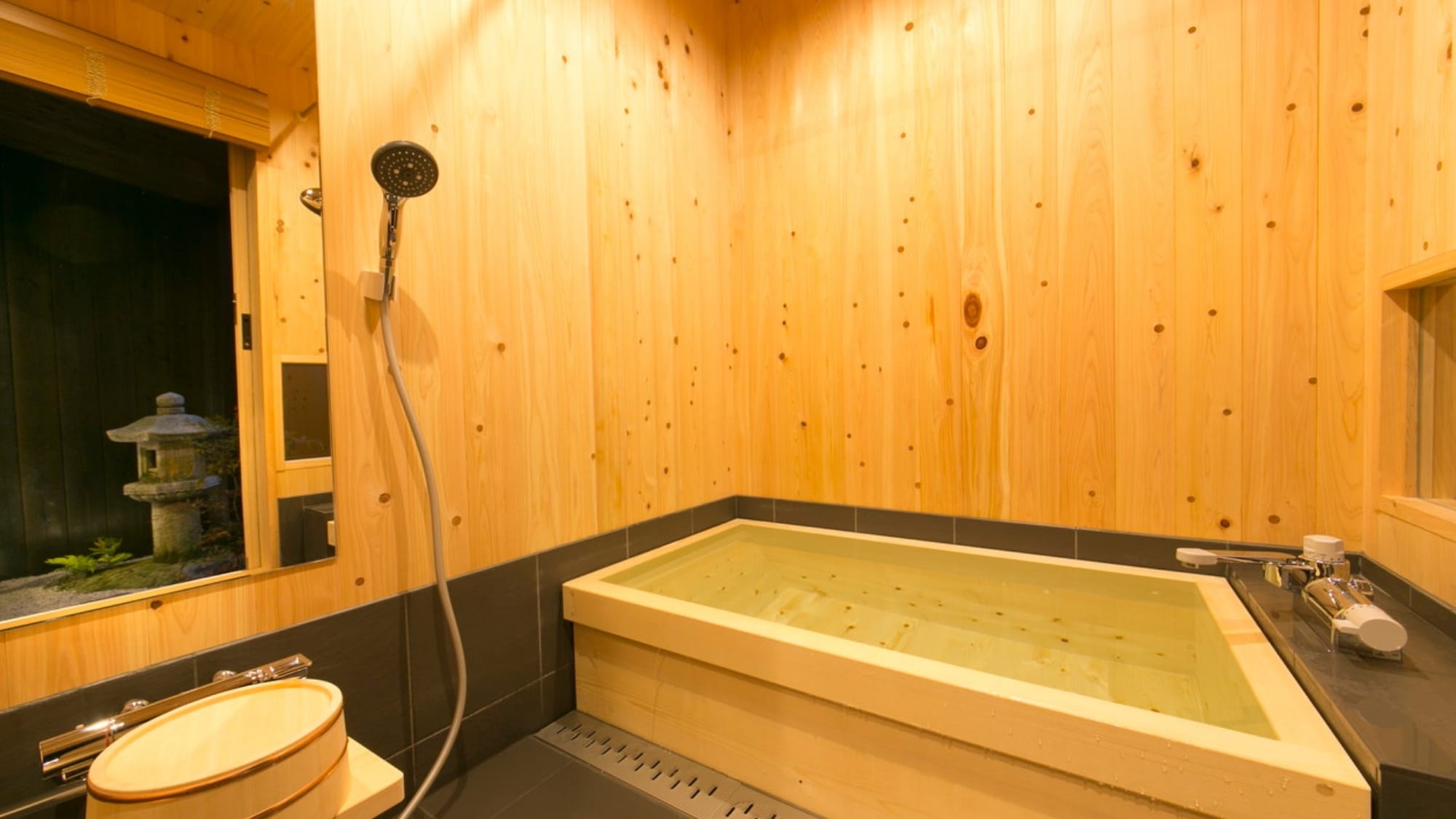 ■ Semi-open-air bath