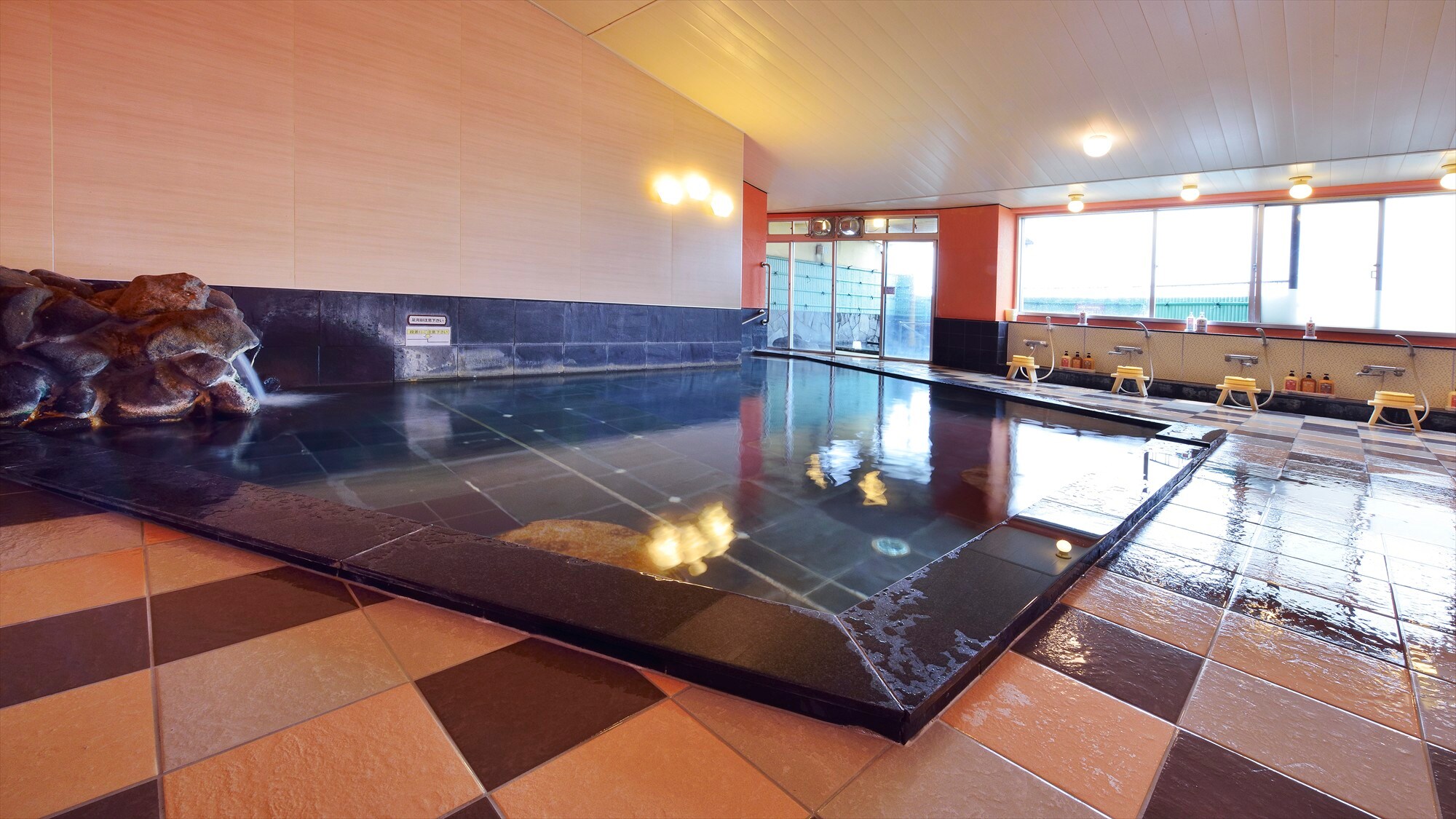 Yuubae no Yu: Colorful tiles create a warm atmosphere