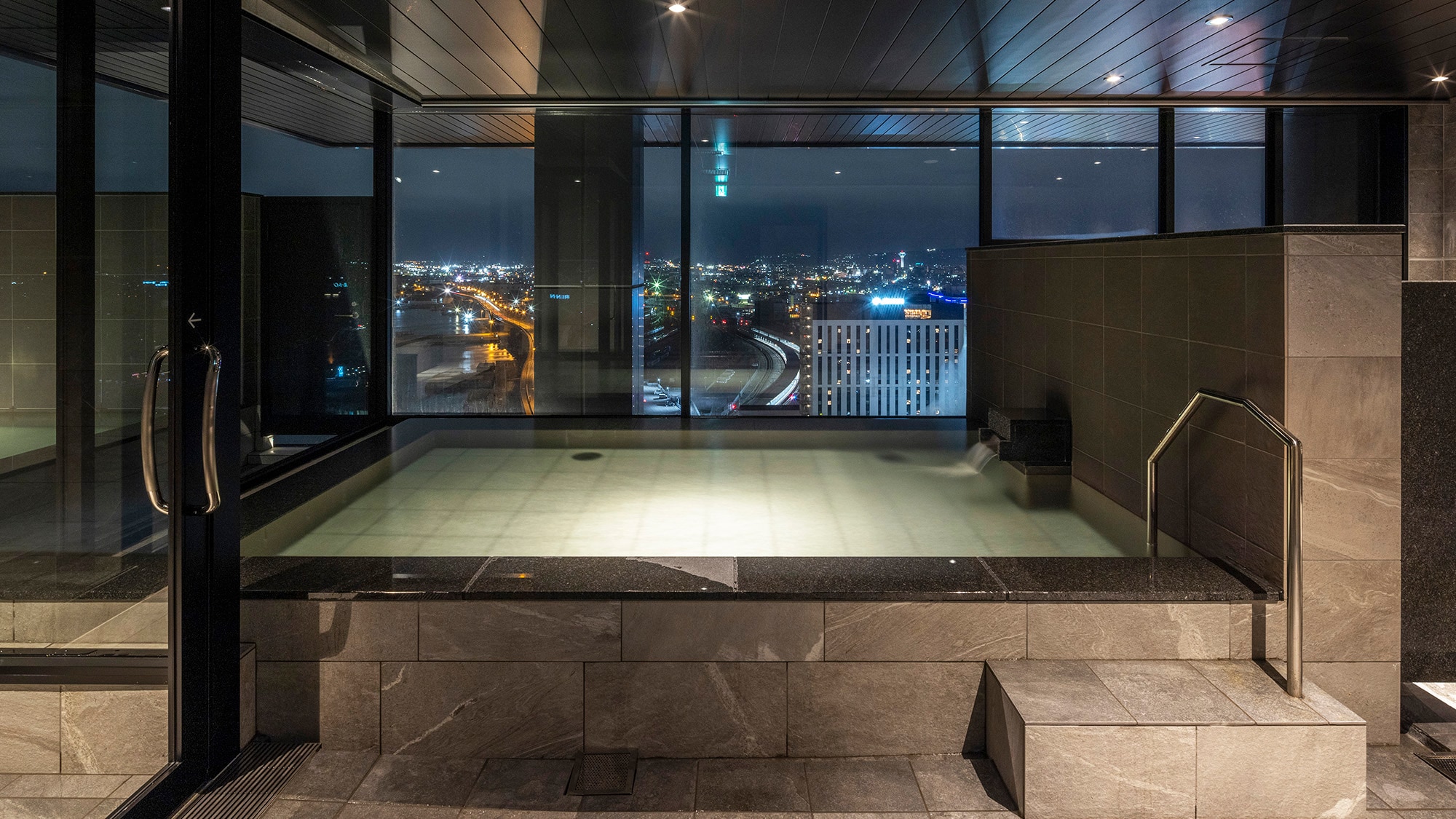 ■Large public bath／18th floor large hot spring bath with open-air bath "Akari no Yu"