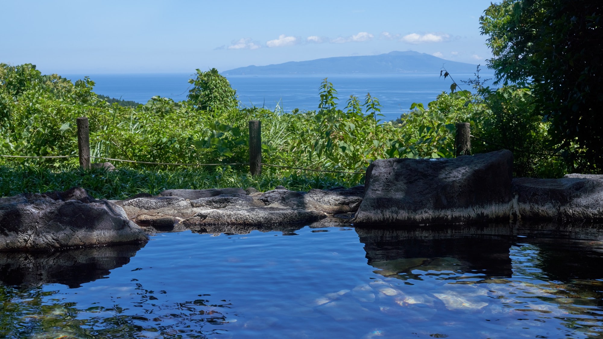 源泉かけ流しの露天風呂