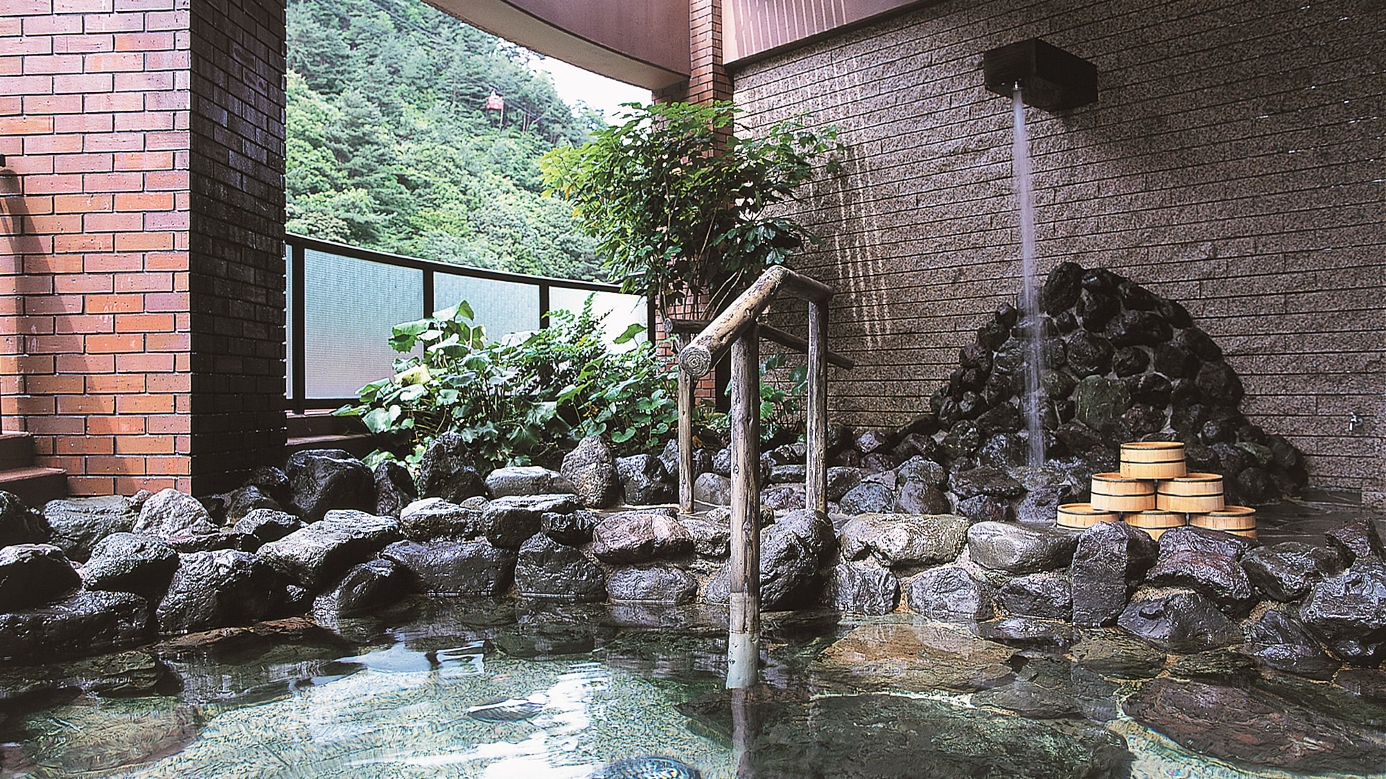 *[Women's open-air bath] The waterfall bath that has a massage effect is also popular.