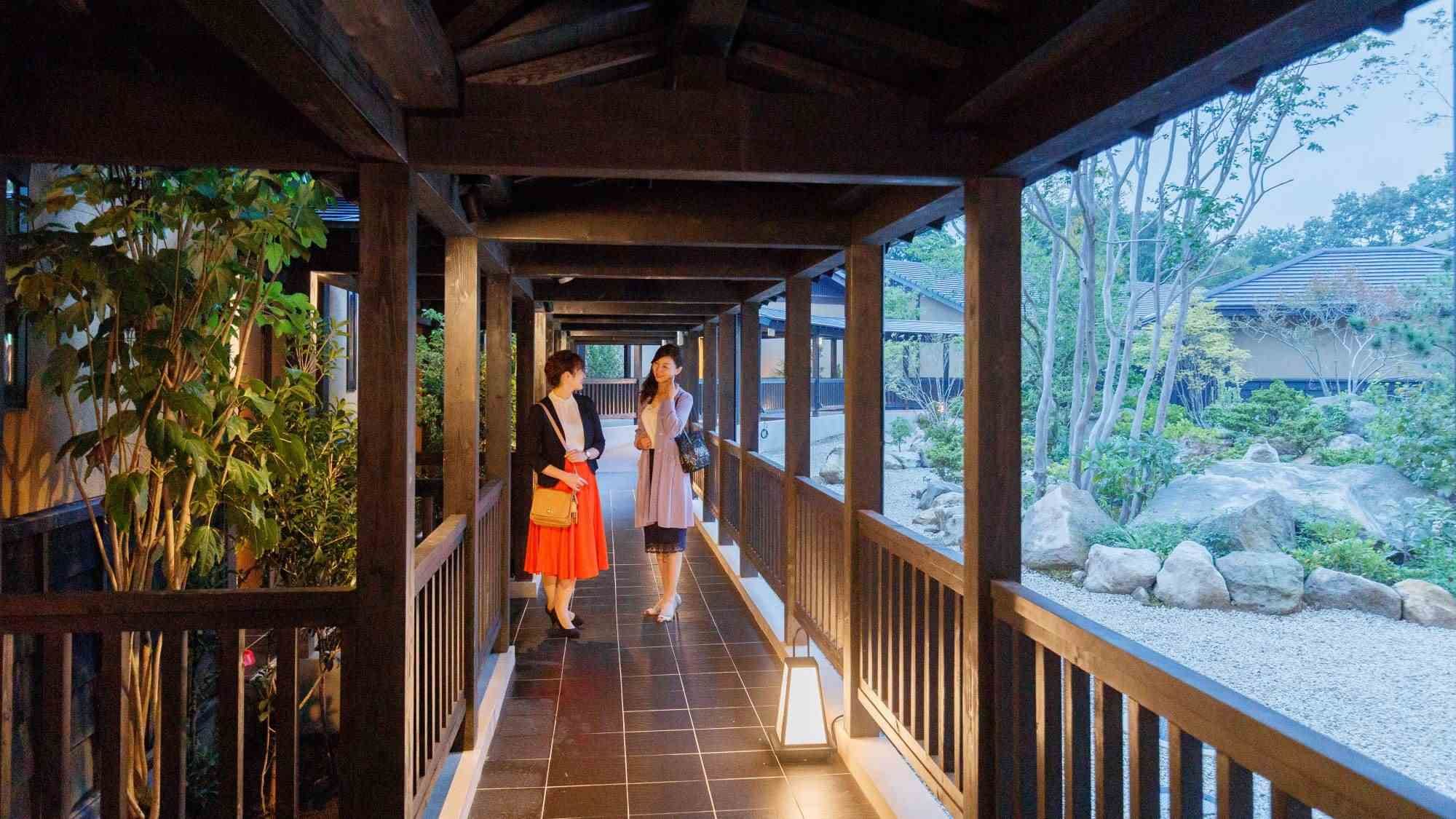 [Corridor] You can also stroll around the building while looking at the courtyard.