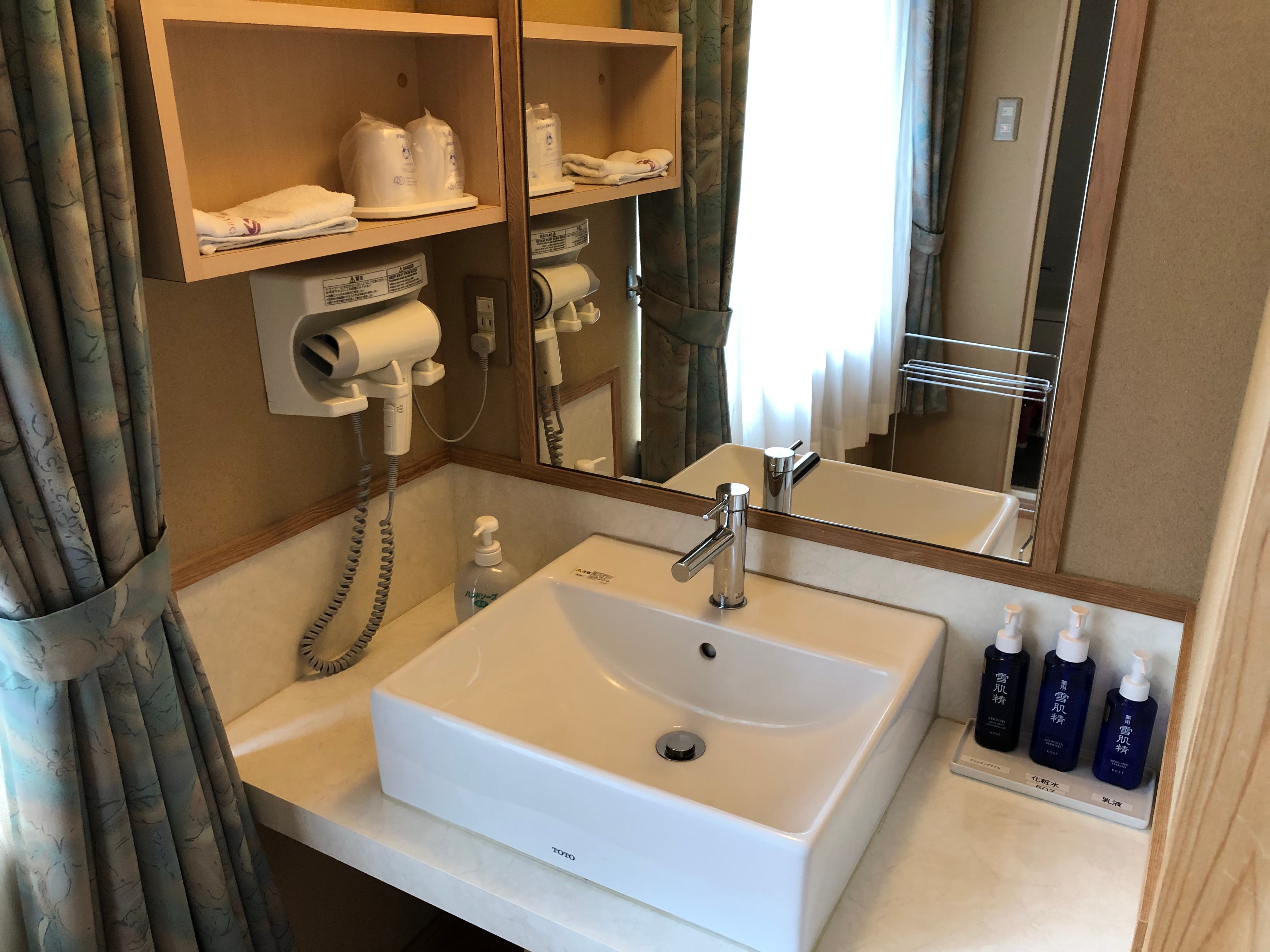 West Wing: An example of two adjoining Japanese-style rooms (photo is of a guest room on the 5th floor)