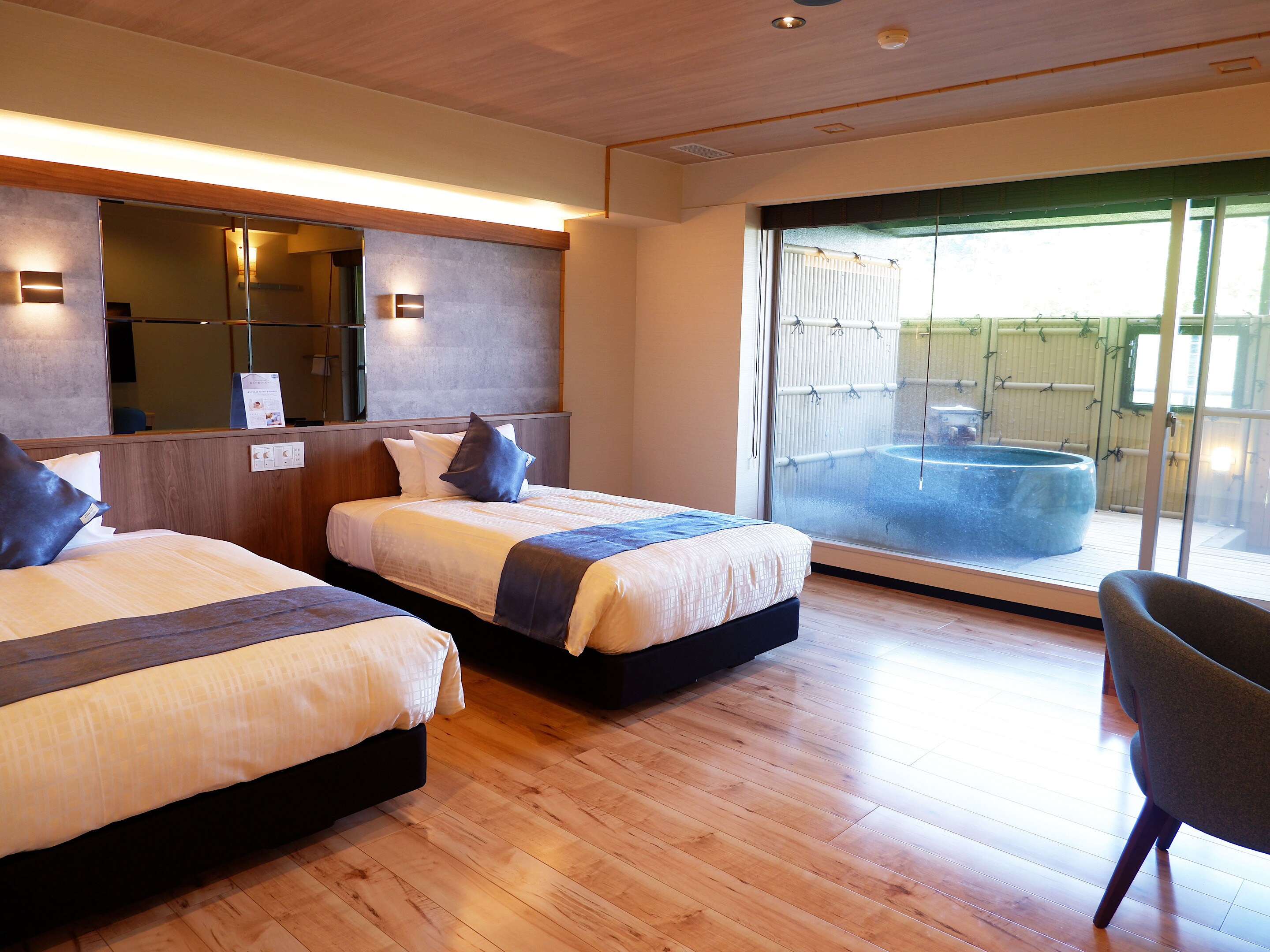 [Modern Western-style room] 40 square meters + terrace 11 square meters, Shigaraki-yaki open-air bath