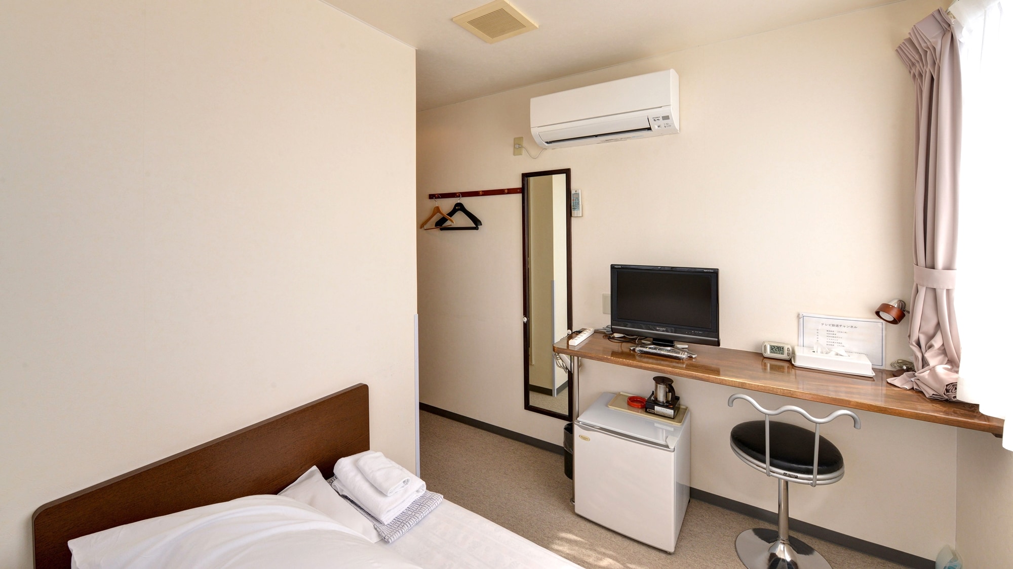 * [Kamar/Single (contoh)] Tempat tidur yang lebar memungkinkan Anda bersantai dan melepas lelah setelah hari yang panjang.