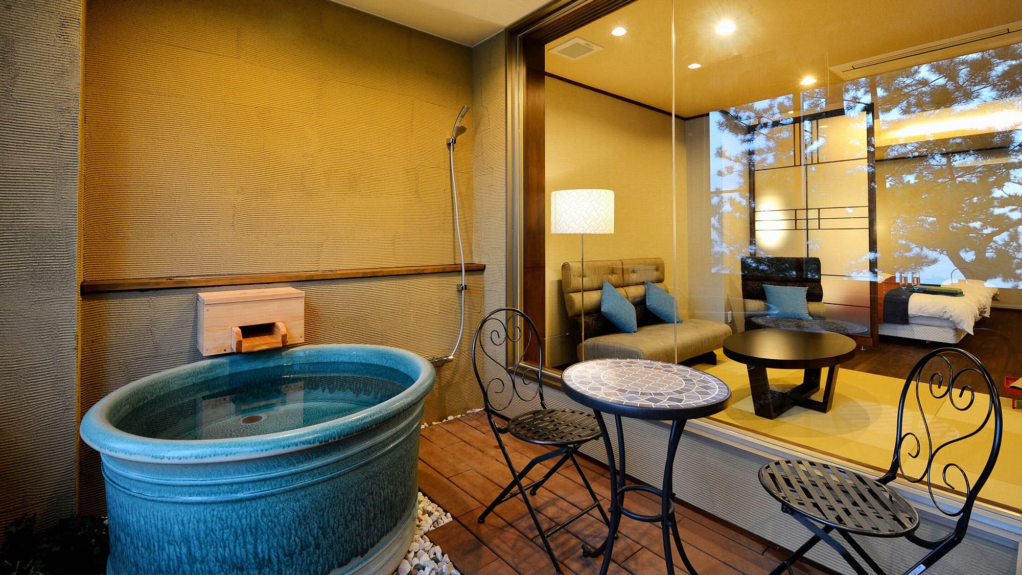 ・[Modern Japanese-style room, Koi Akari-no-ma, Japanese-Western room "Shiosai"] There is an observation bath with an ocean view