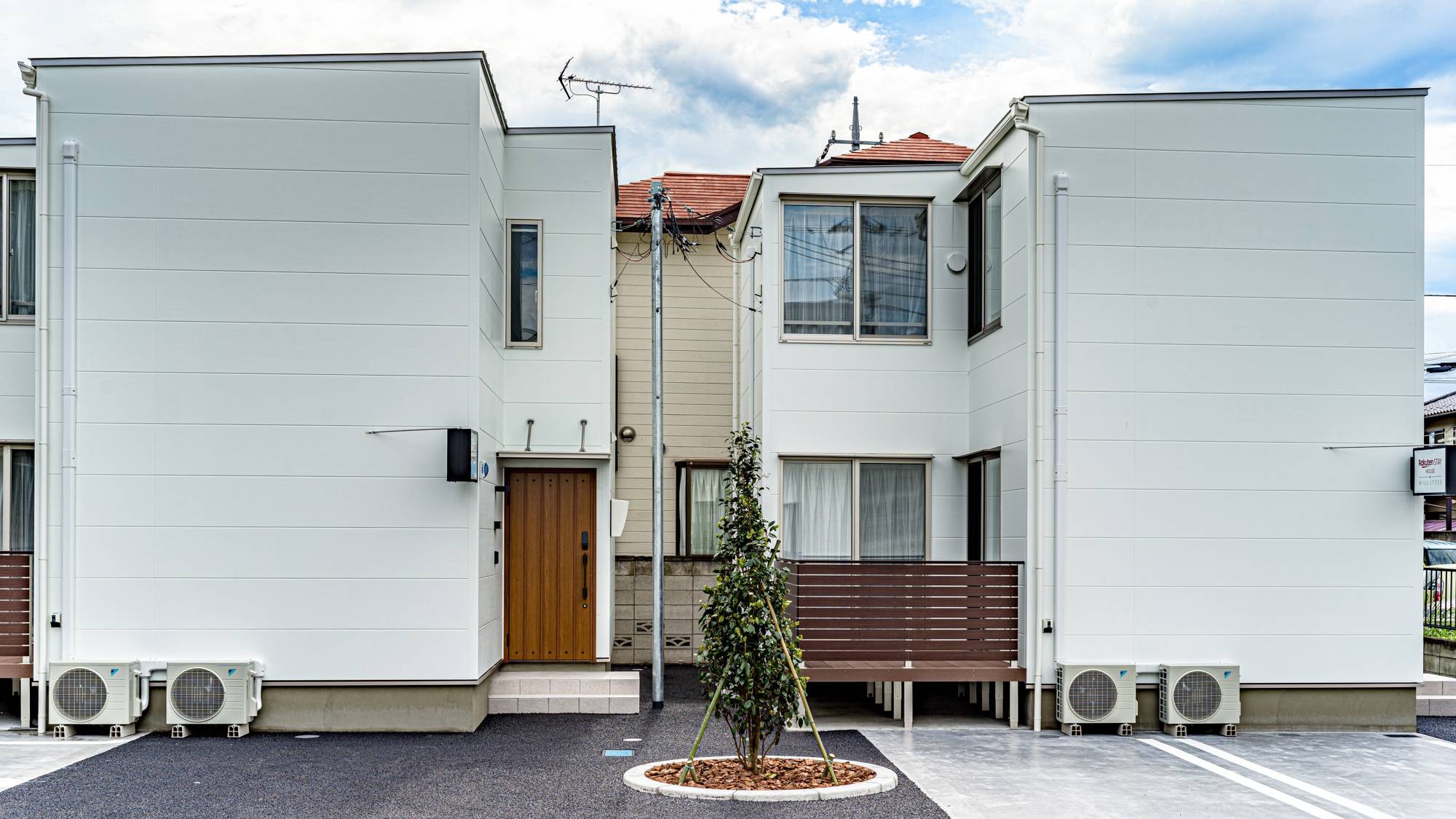 [Eksterior] Bangunan putih di kawasan pemukiman menjadi landmark