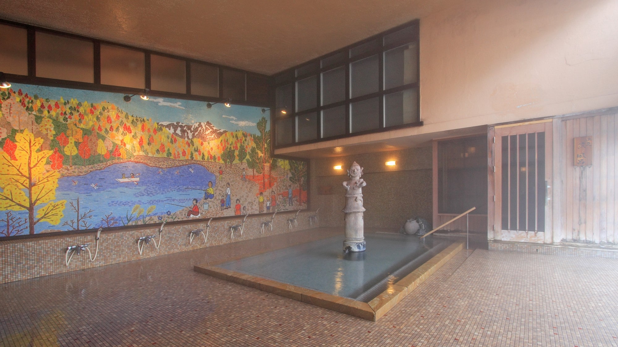 [Kiyoshi Yamashita's large mural bath] Haniwa bath