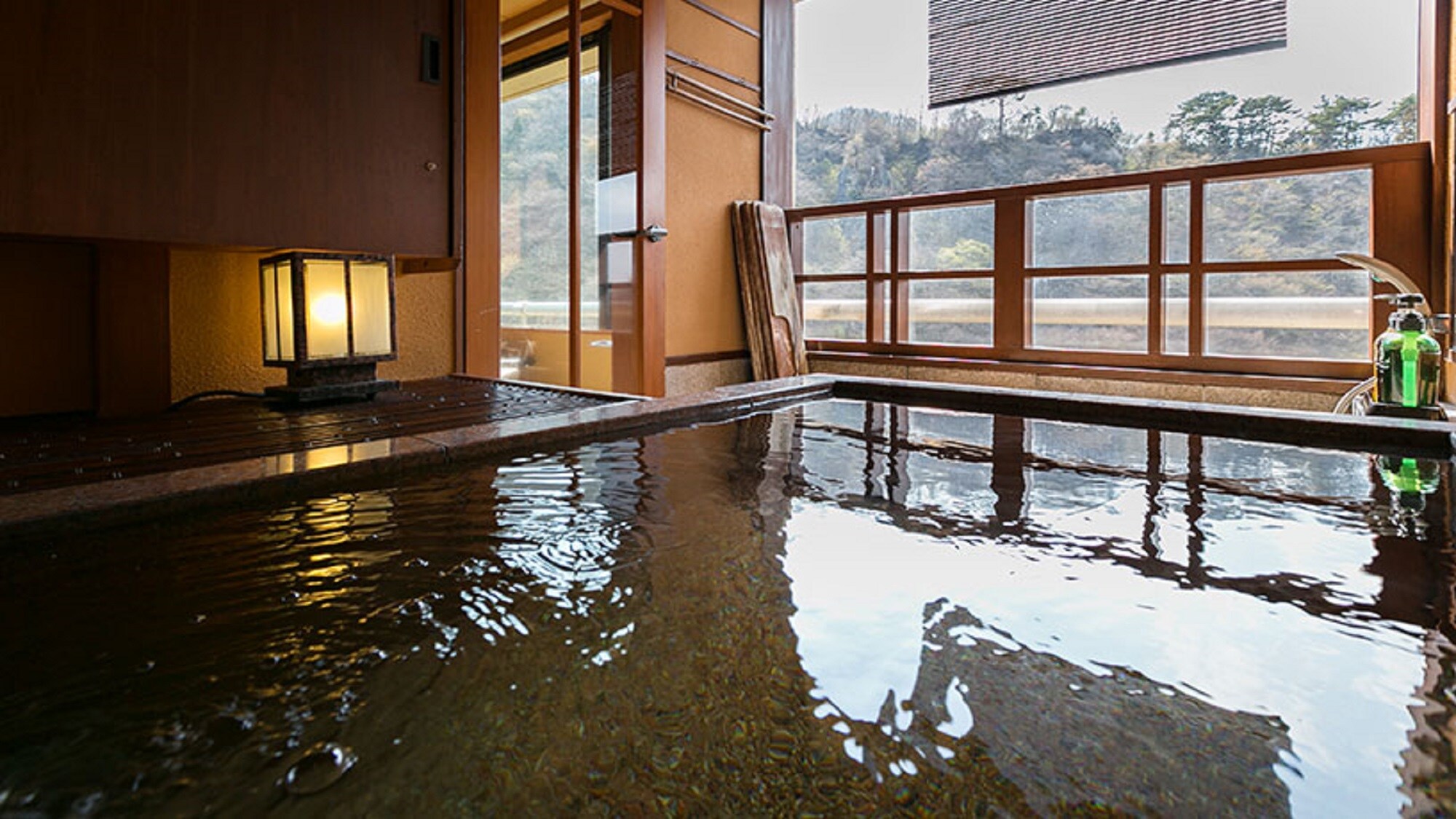 An open-air bath on the valley side overlooking the slopes. Guest rooms with open-air baths [Bettei Sora no Niwa] Seiran open-air bath