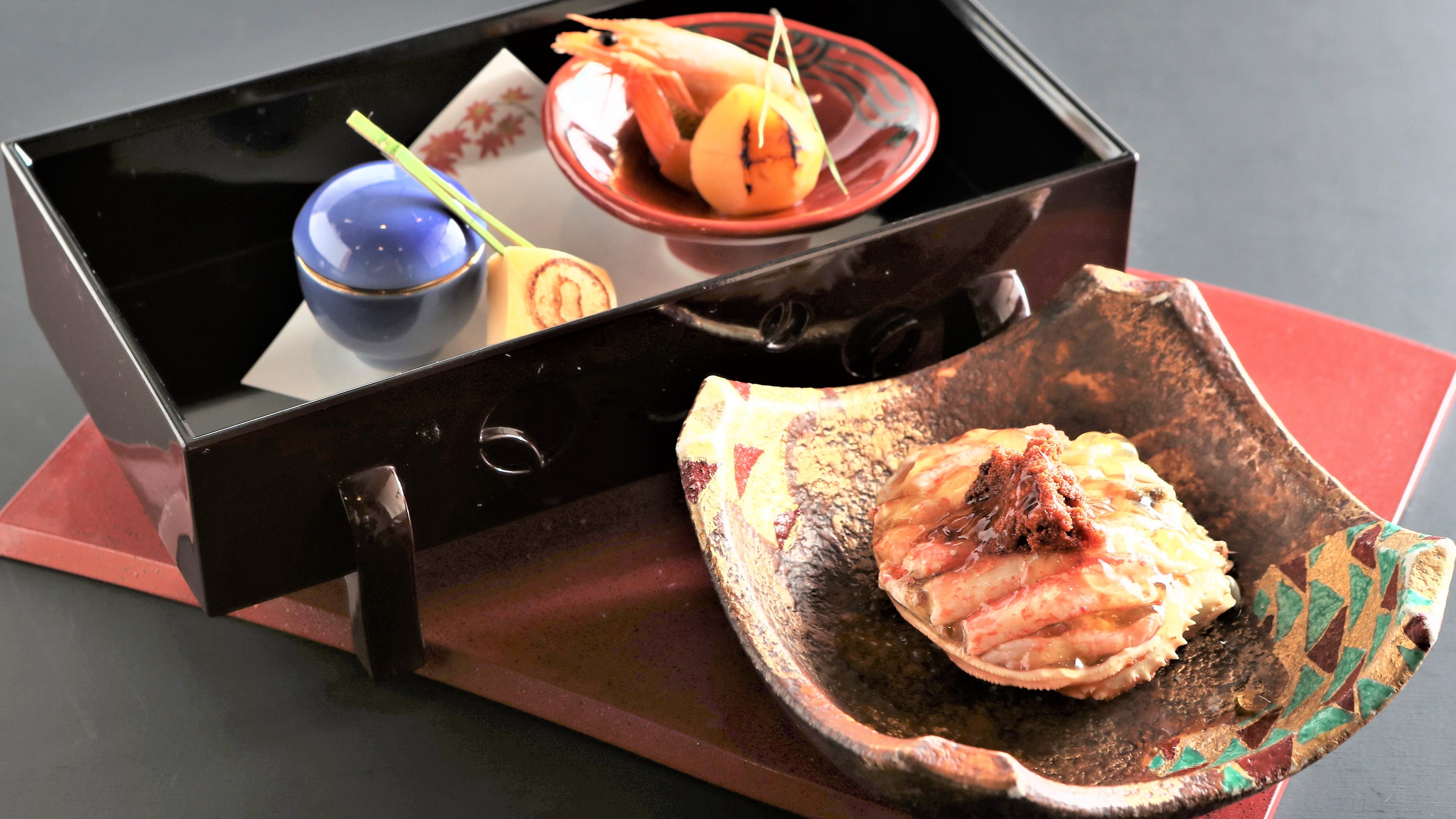 [Example of a winter irori banquet menu] Image of a whole crab and appetizer