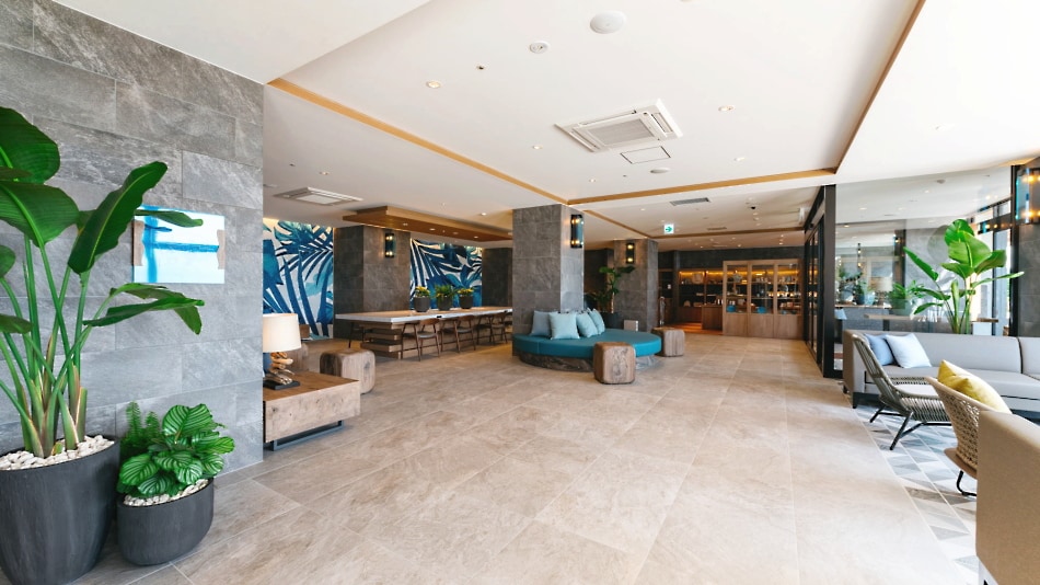 [Lobby] A relaxing hotel lobby dotted with art that evokes the feeling of transparency, water, and pulsation.