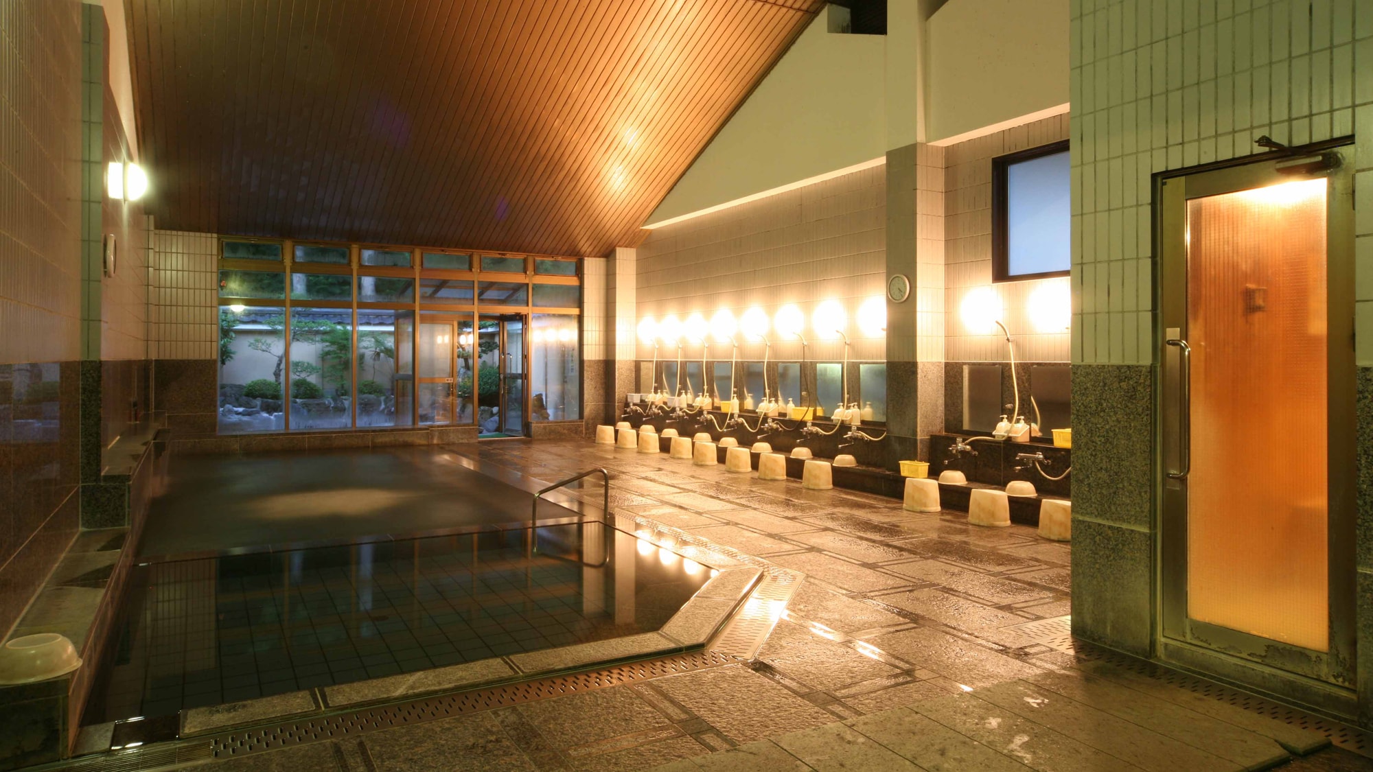 Large public bath: The generously flowing hot spring is a simple spring. Enjoy the comfort of the hot spring water seeping into your skin.