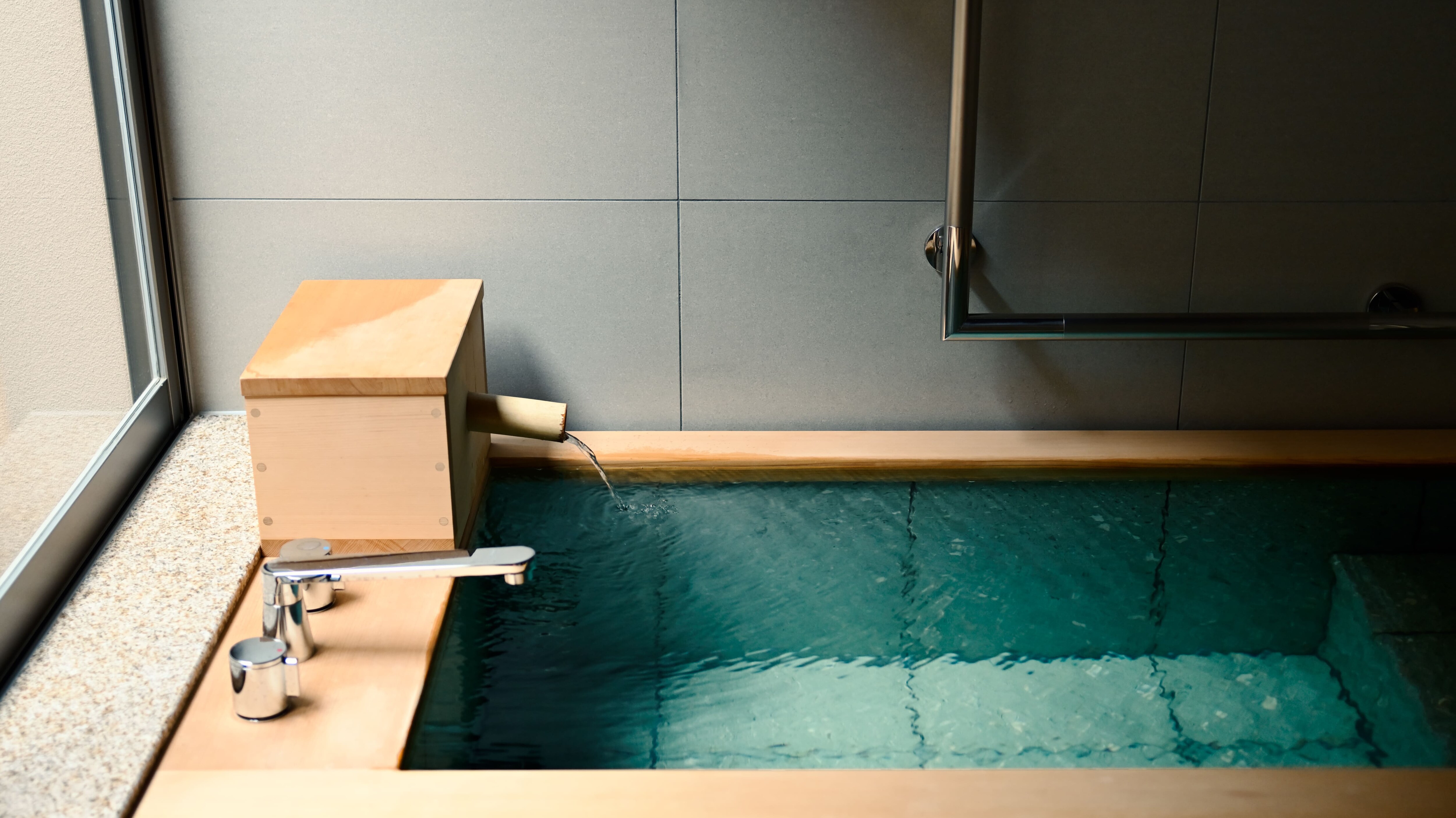 [Semi-special room for 2 people (bed)] With half open-air bath from the hot spring ◆ 8 tatami mats + dining room