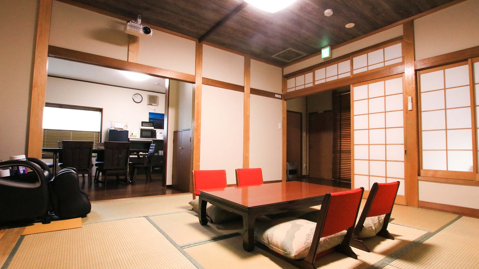・ The Japanese-style room also has chairs that allow you to sit spaciously.